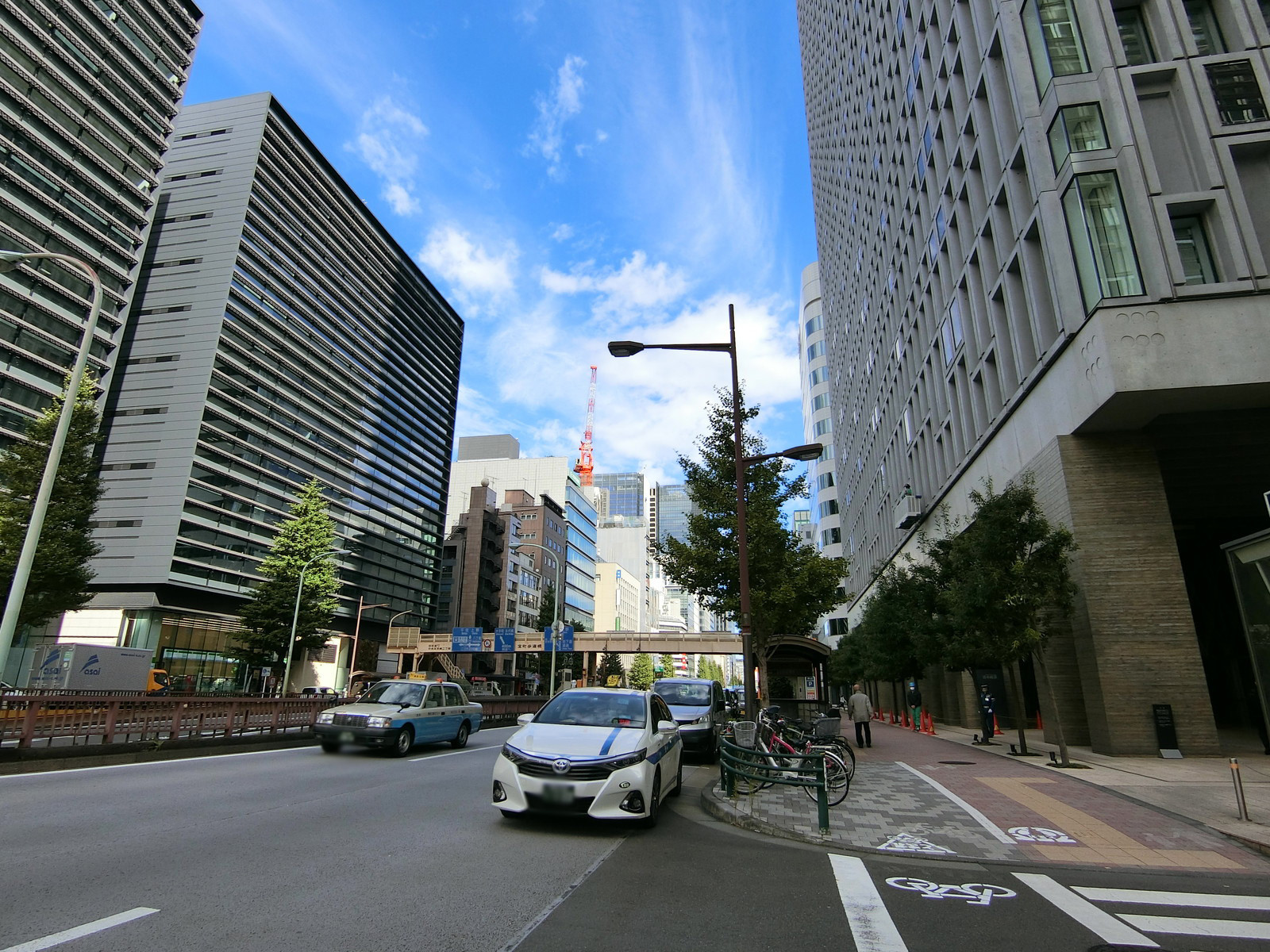 ぬ利彦ビル南館前面の昭和通り