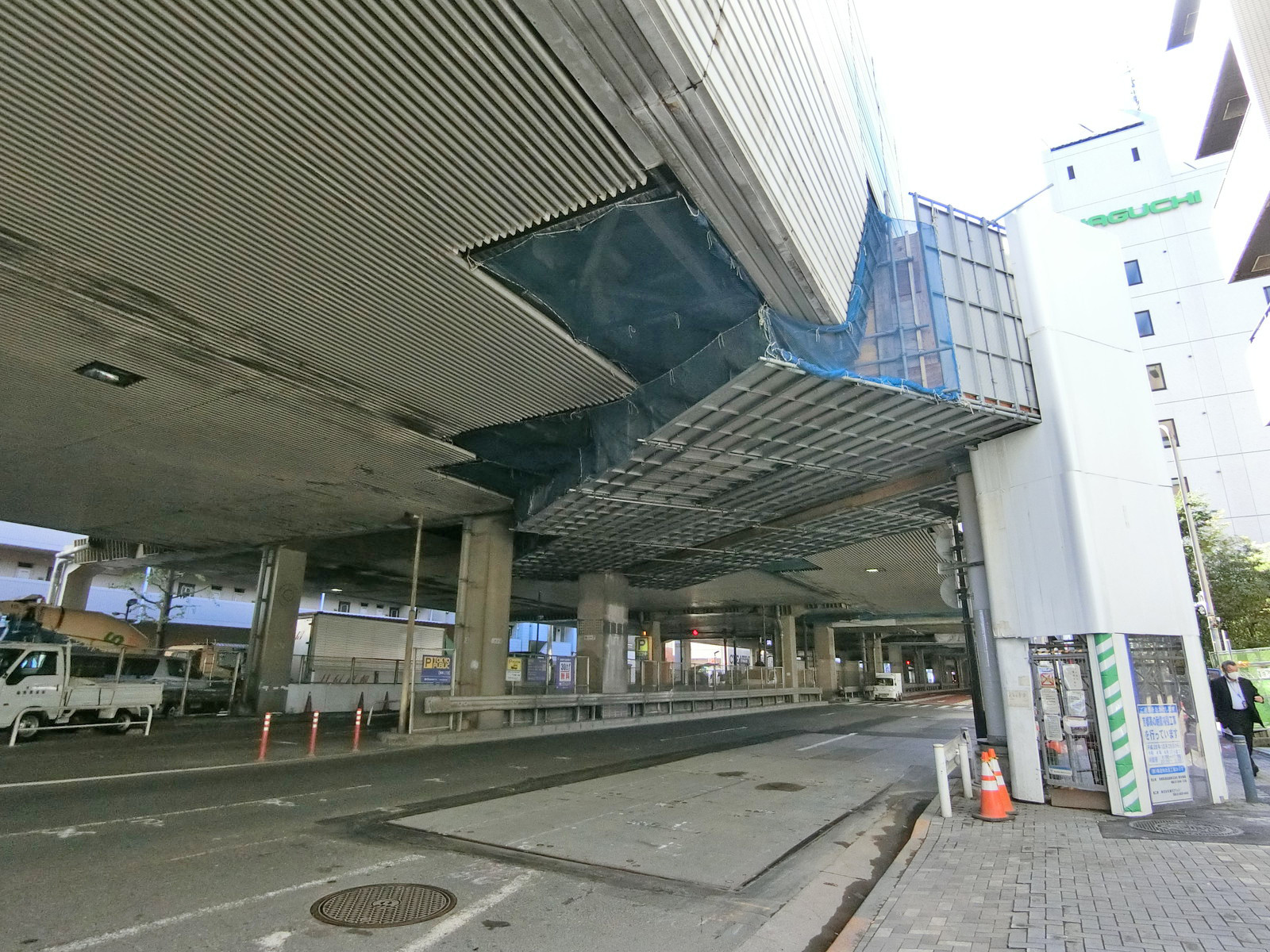 高丸ビル前面の通り
