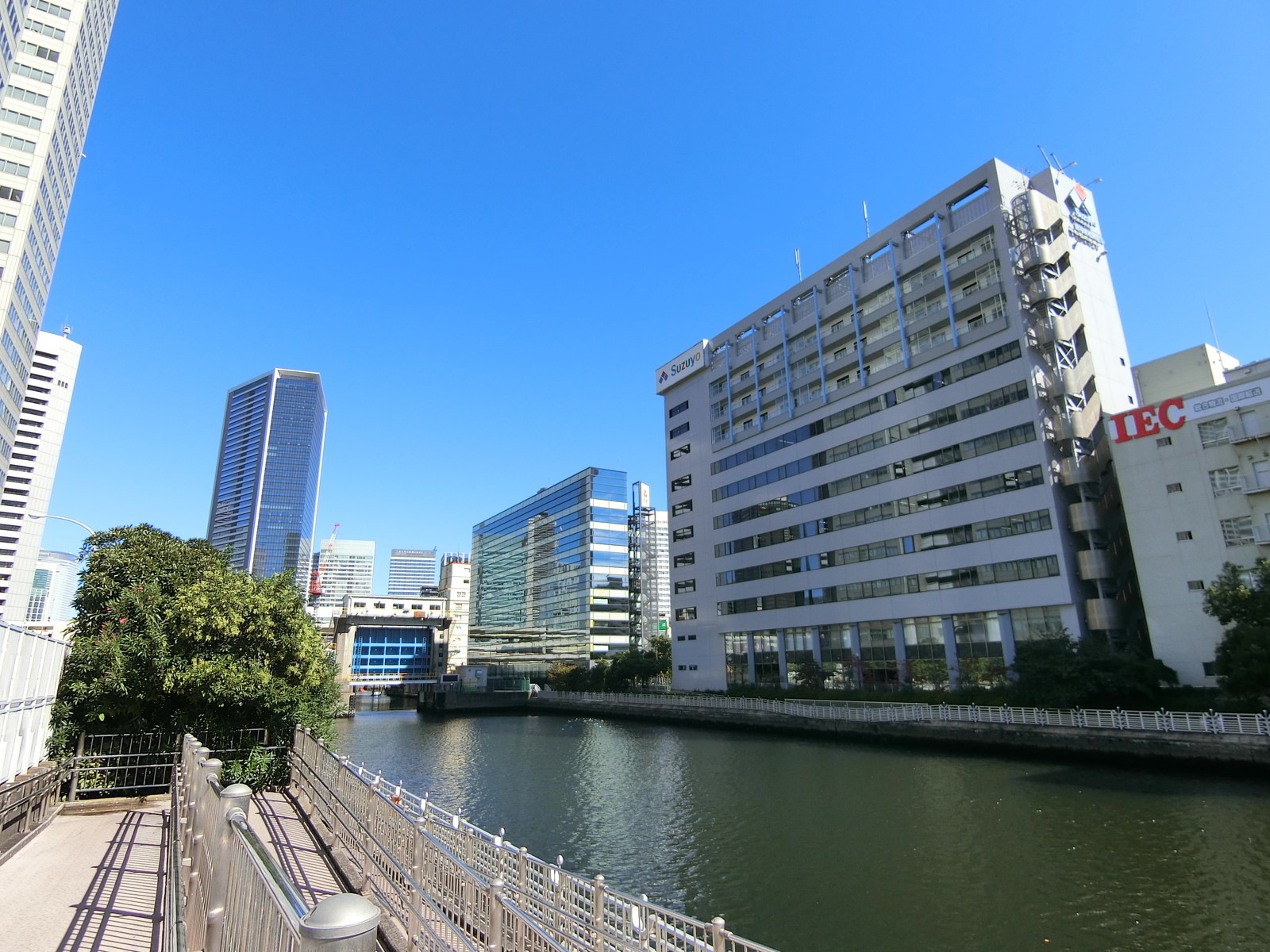 裏手には運河が流れるベイエリア