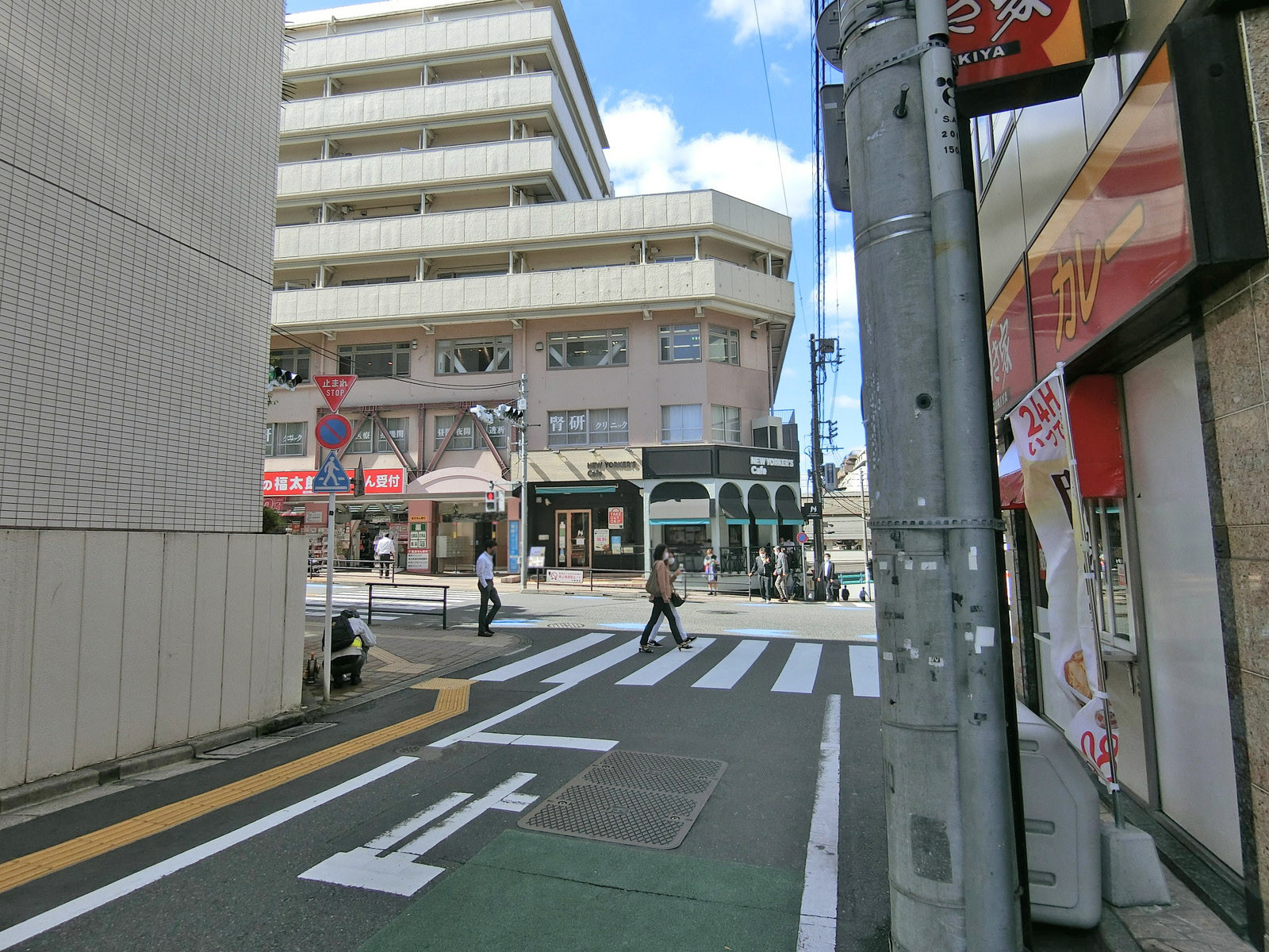 工新ビル前面の通り