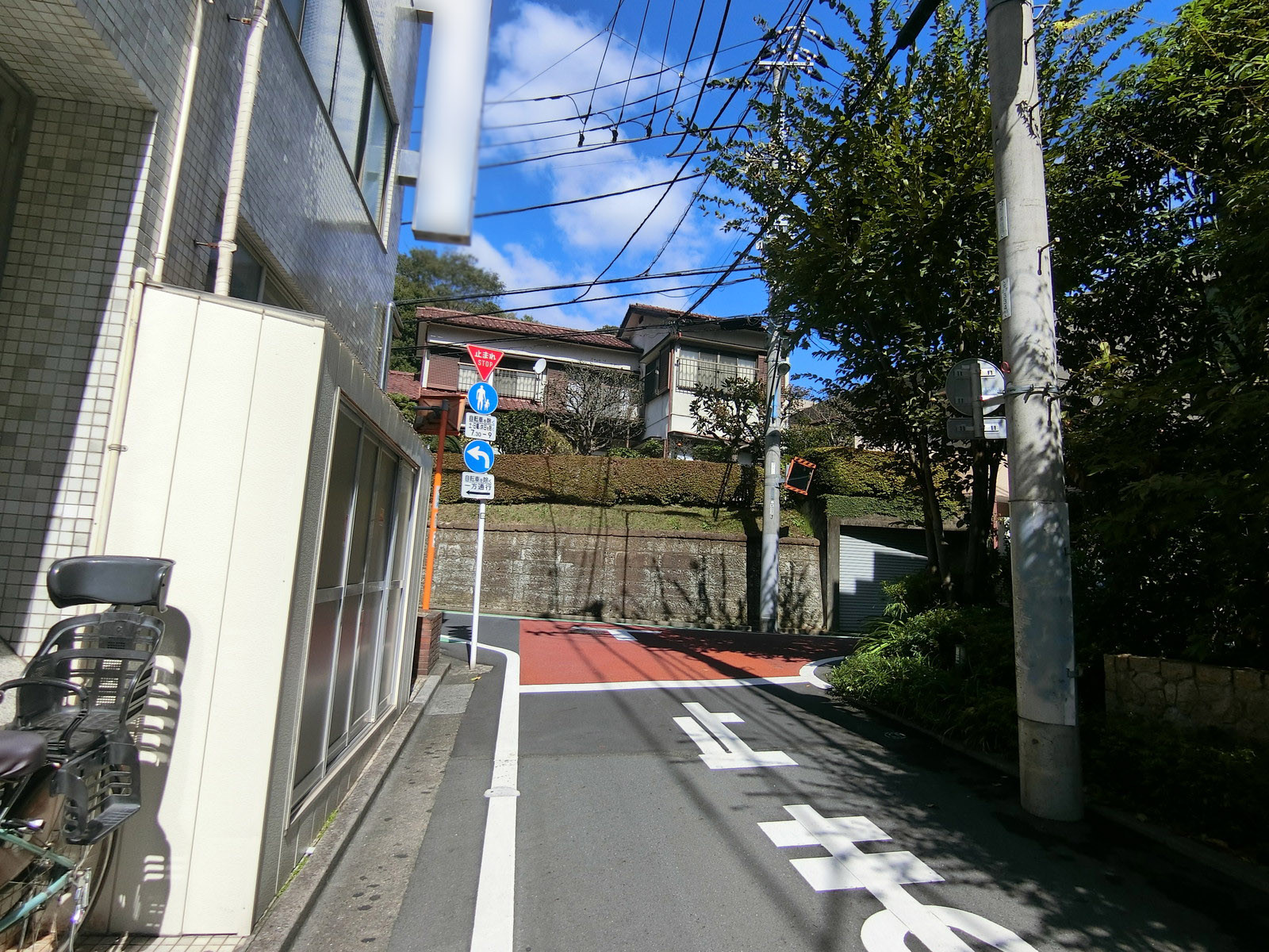 和宏美術ビル前面の通り