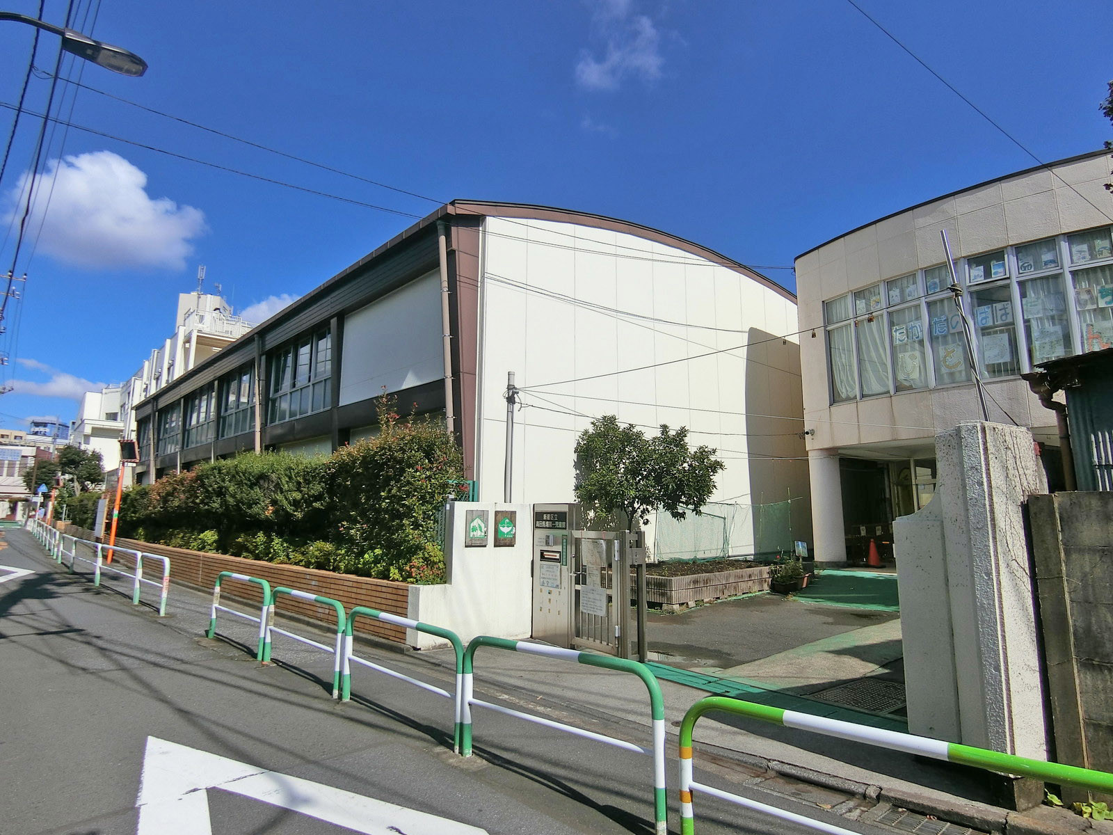 近くの新宿区立戸塚第三小学校