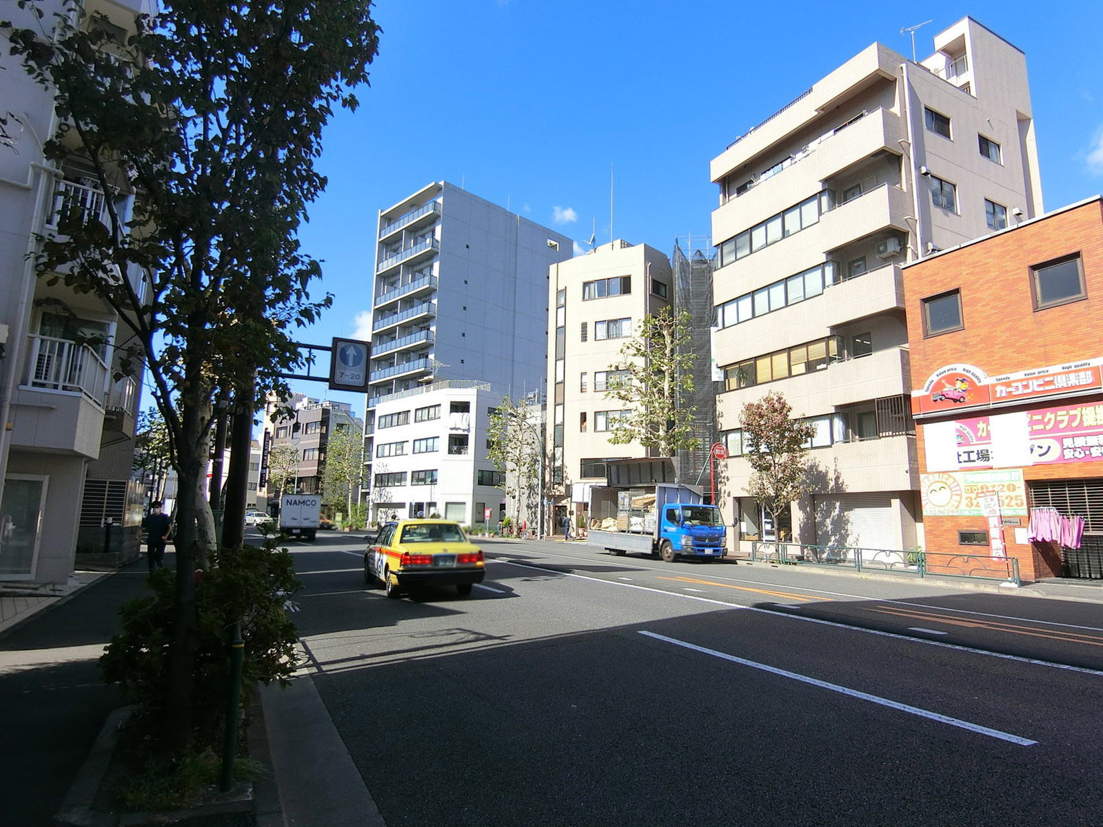 サンイング早稲田前面の早稲田通り