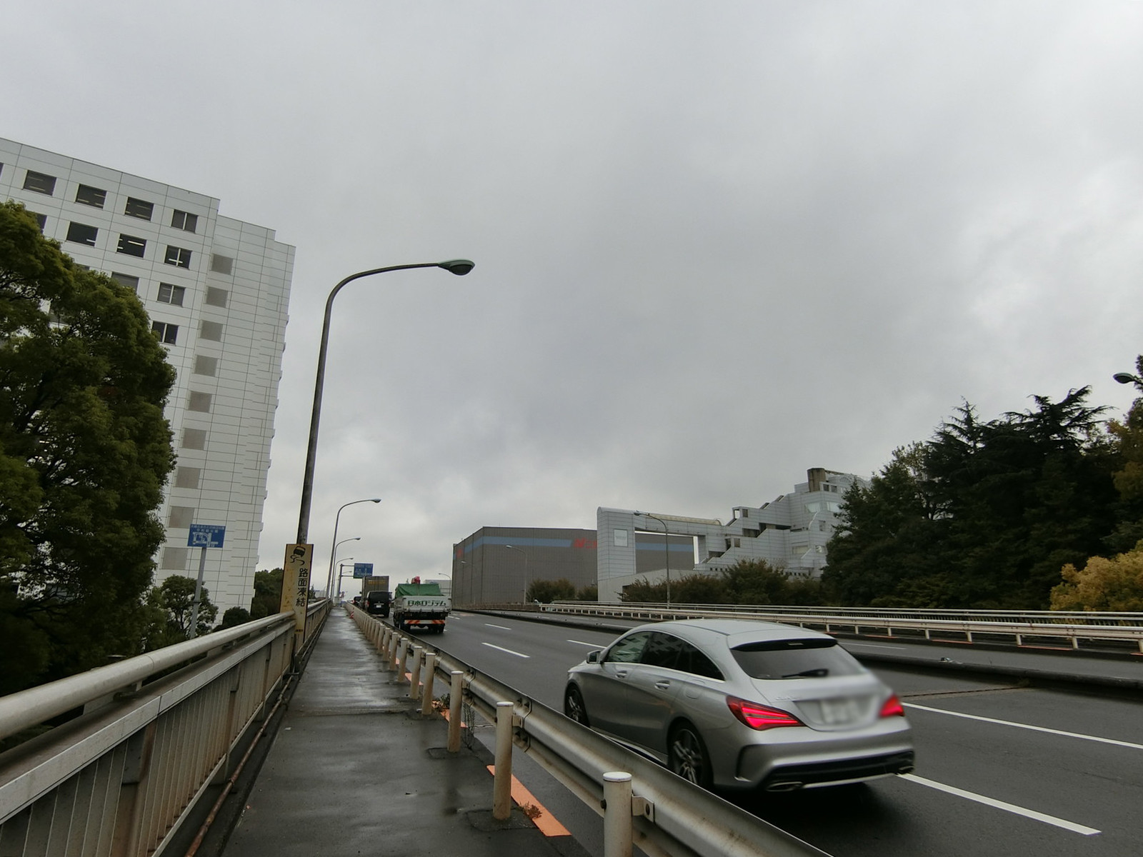 真横の環七通り