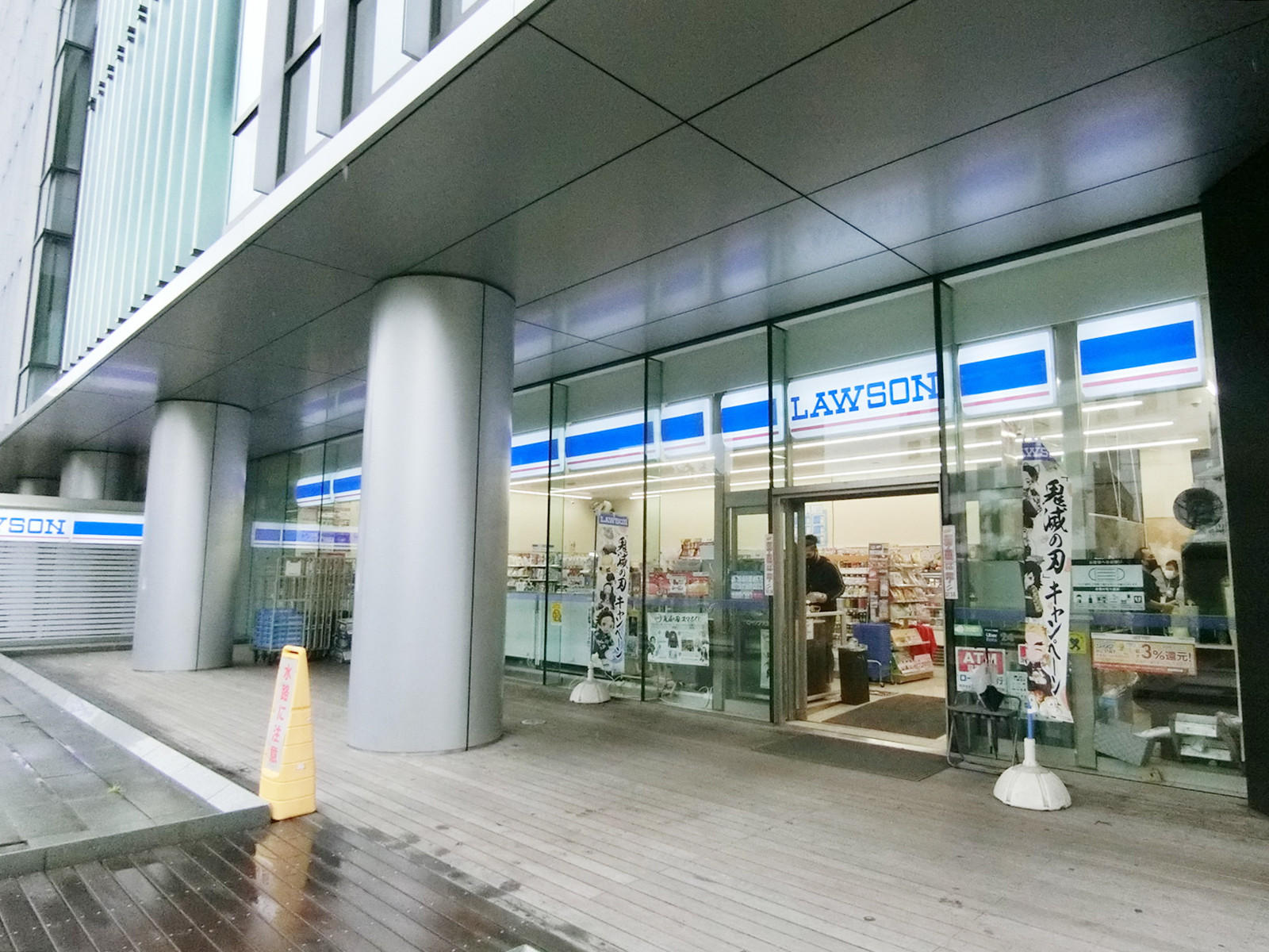 徒歩1分のローソン