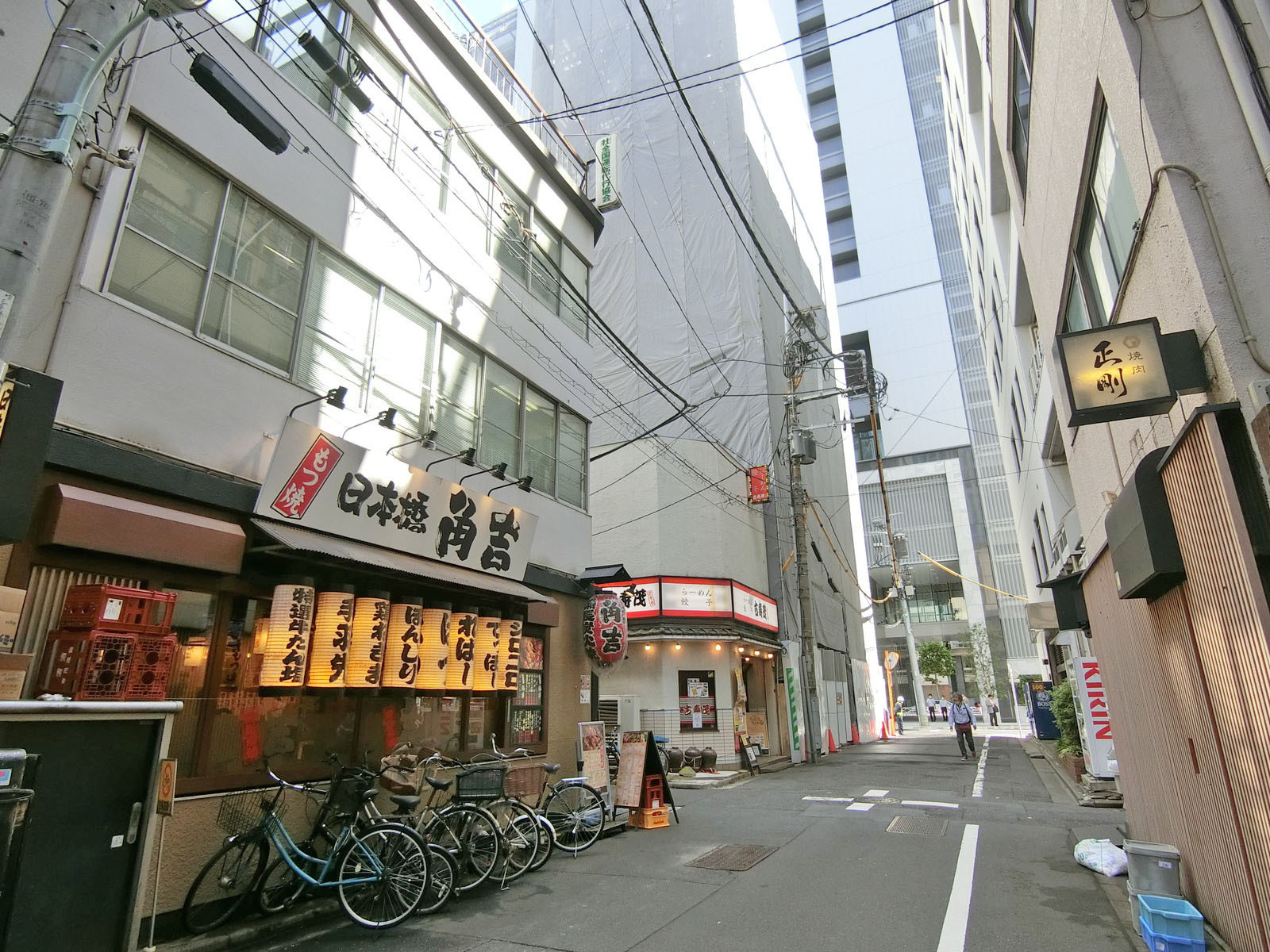 周辺はオフィスや店舗が多いエリア