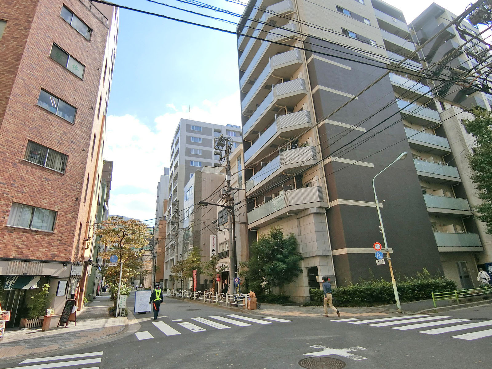 周辺はオフィスや店舗が多いエリア