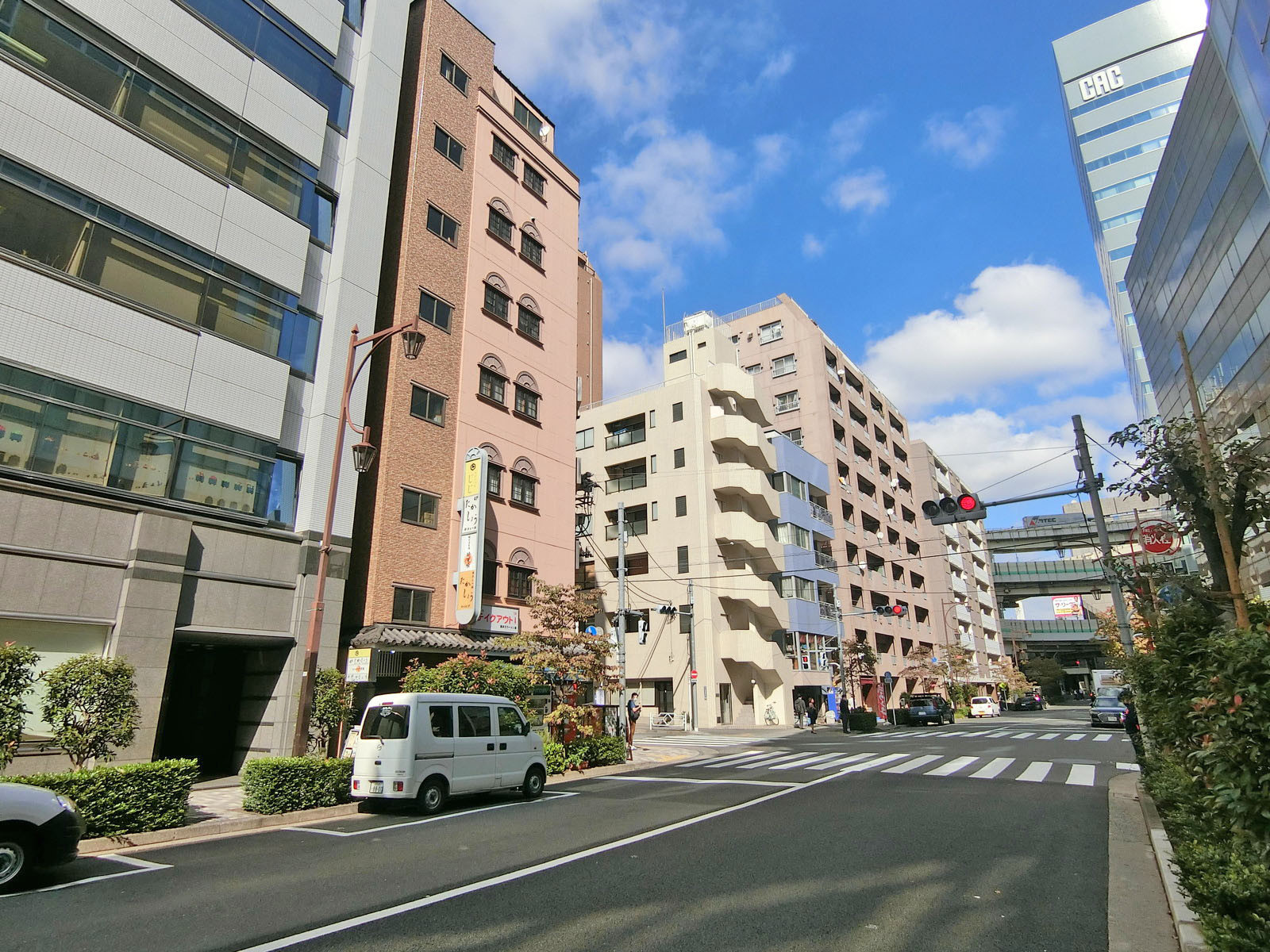 箱崎湊橋通り沿いに立地
