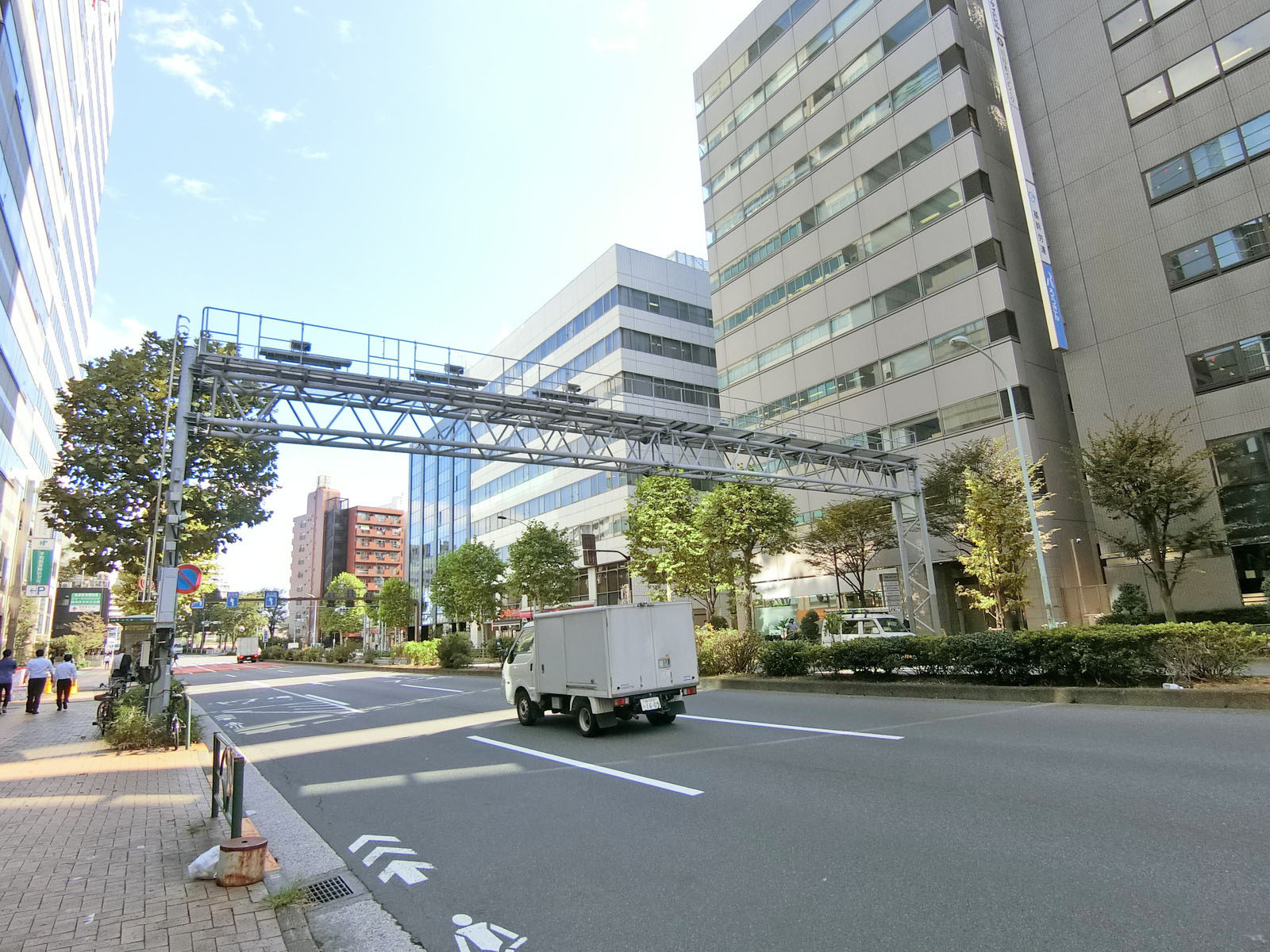 永代通り沿いに立地