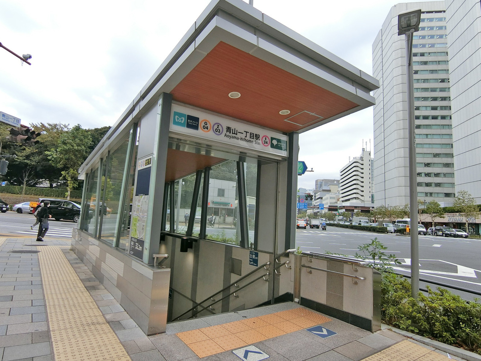 最寄りの「青山一丁目駅」