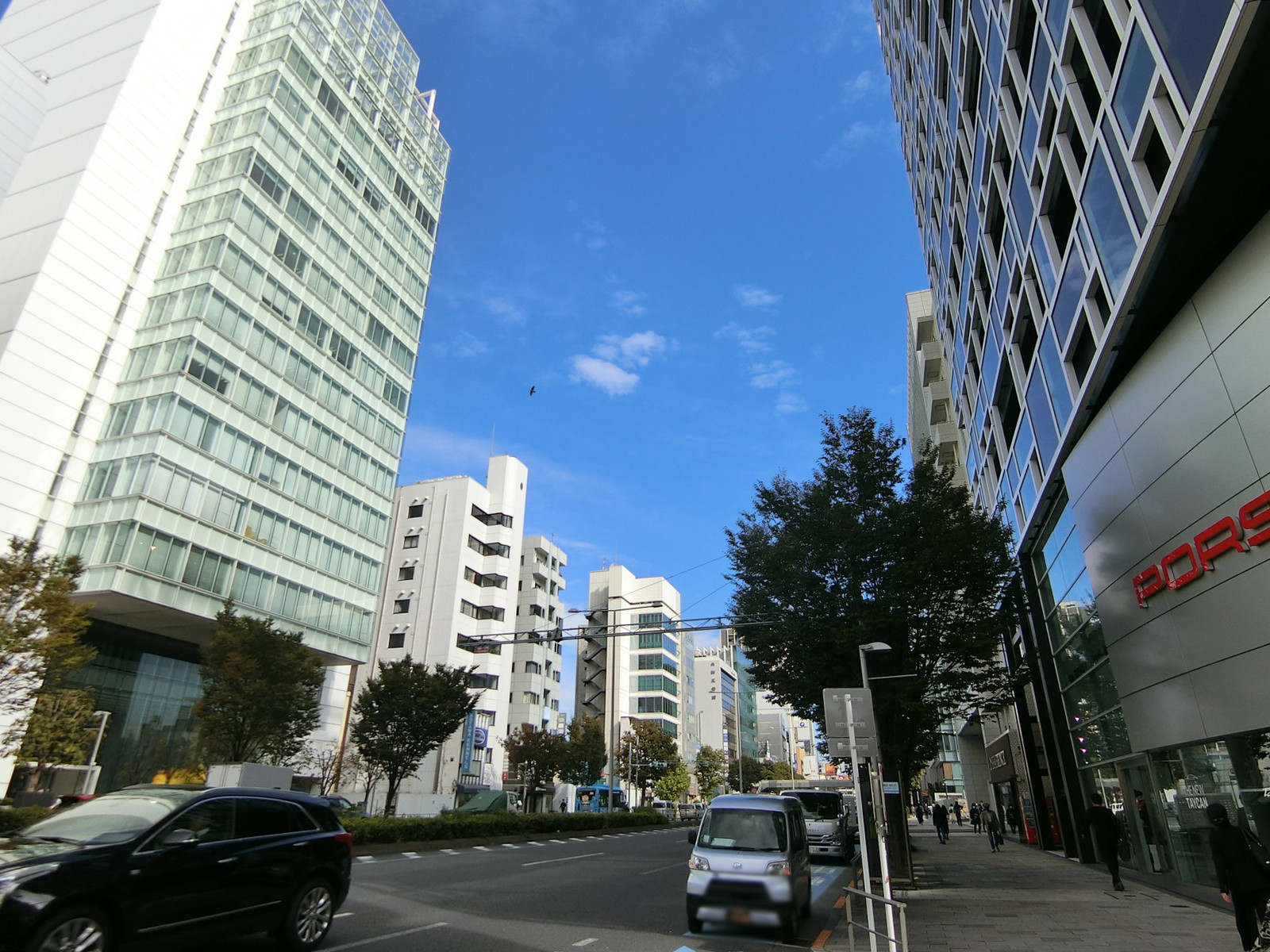 徒歩2分の青山通り