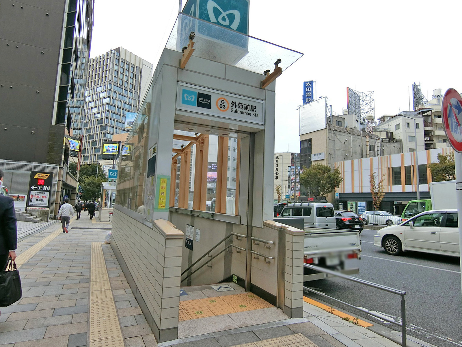 最寄りの「外苑前駅」