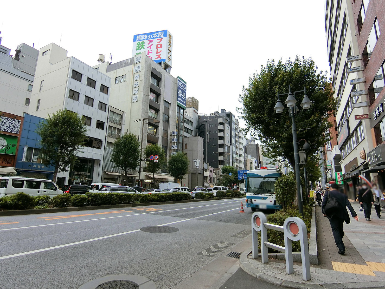 神保町1-4ビル前面の靖国通り