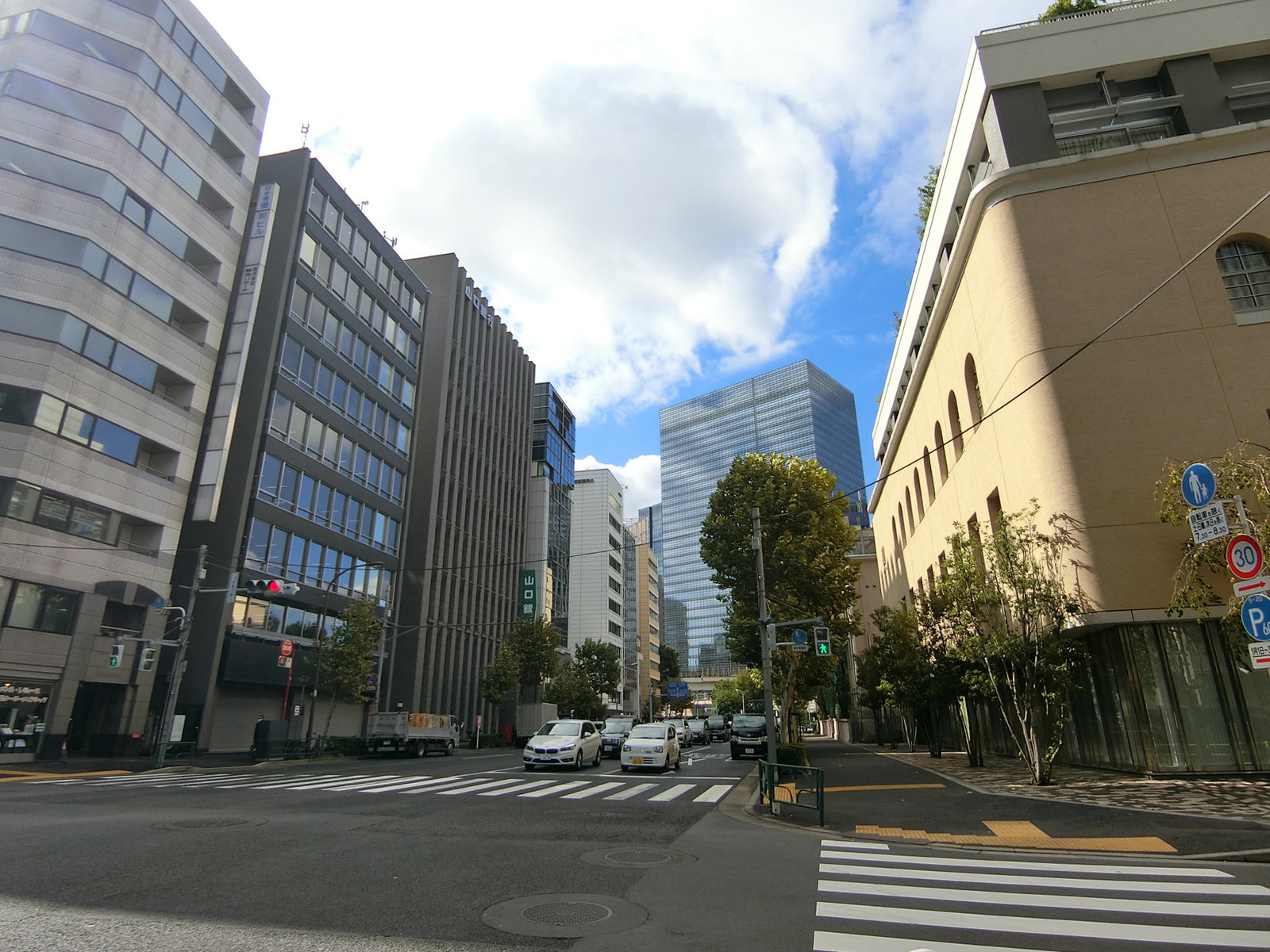 ダイワビル前面の江戸通り