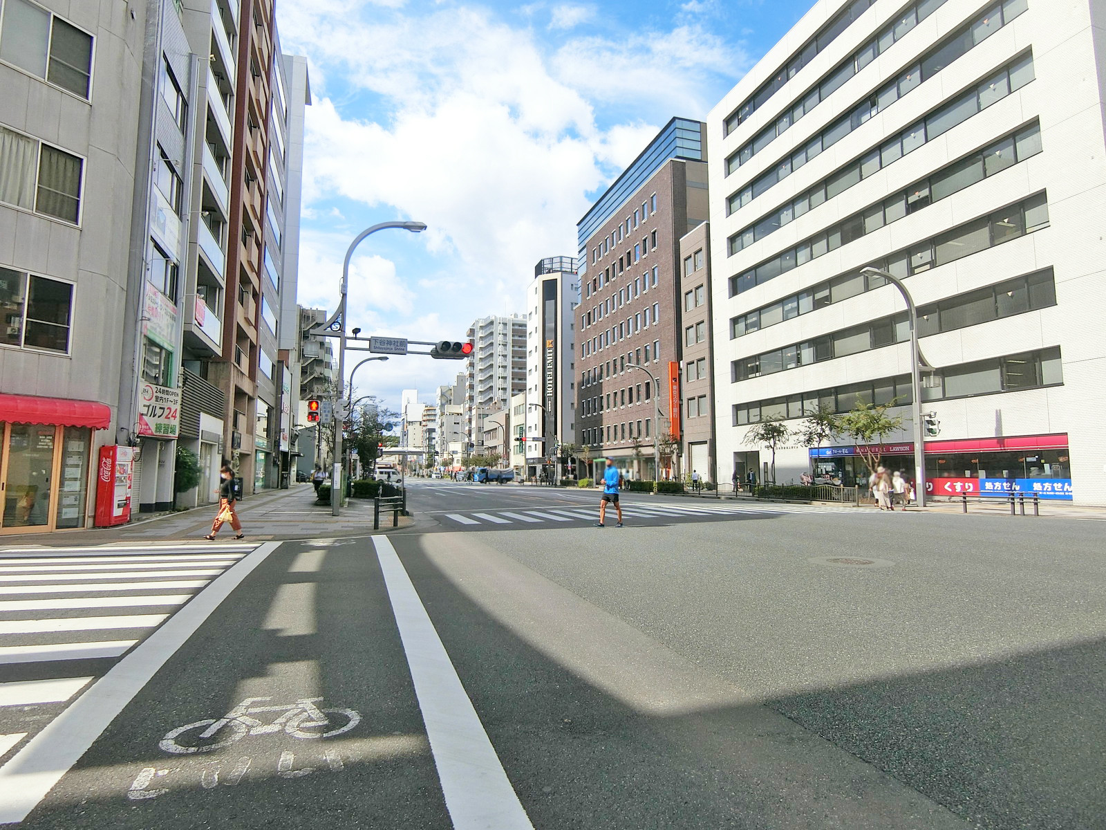 本池田ビル前面の浅草通り