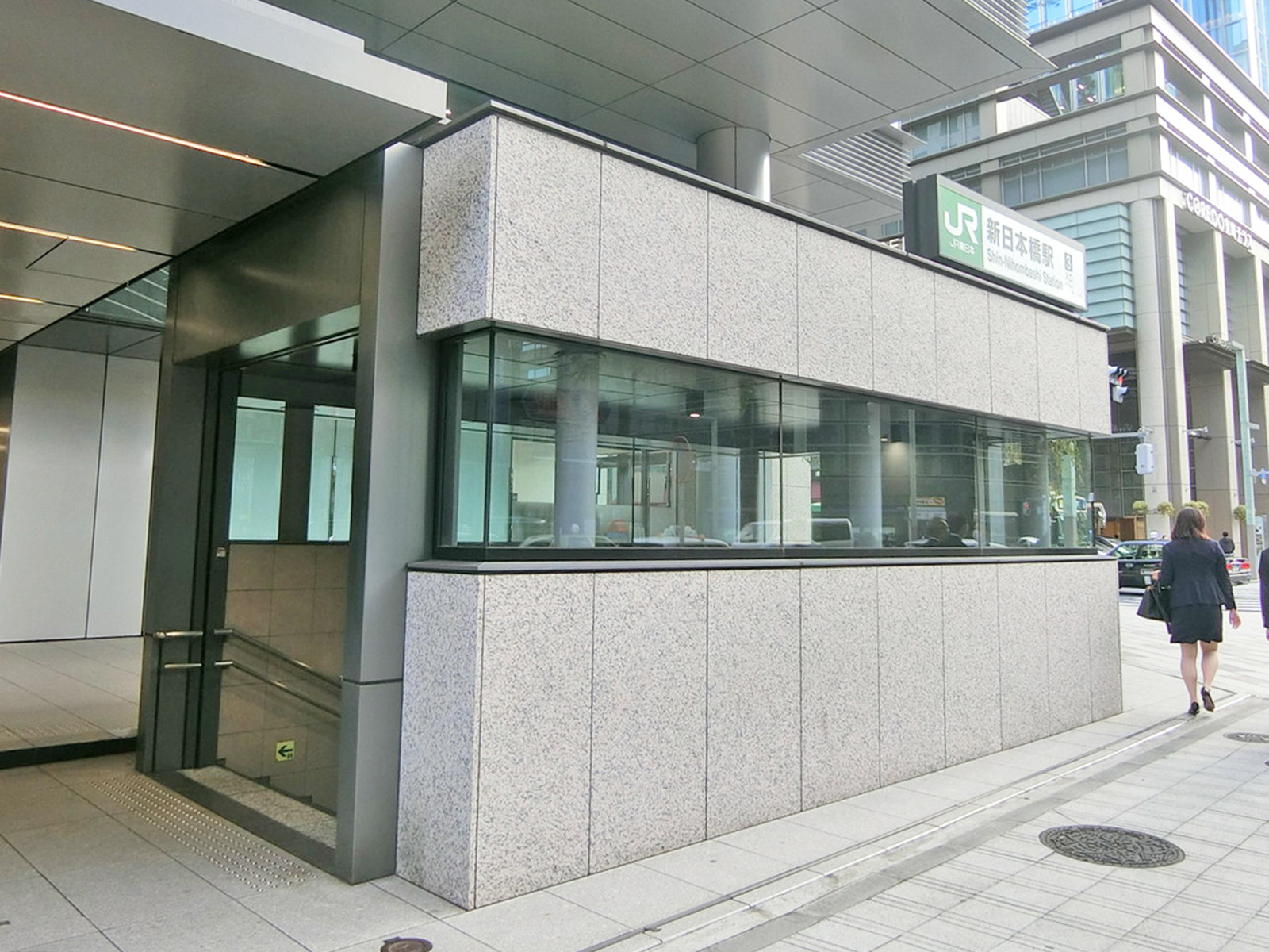 最寄りの「新日本橋駅」