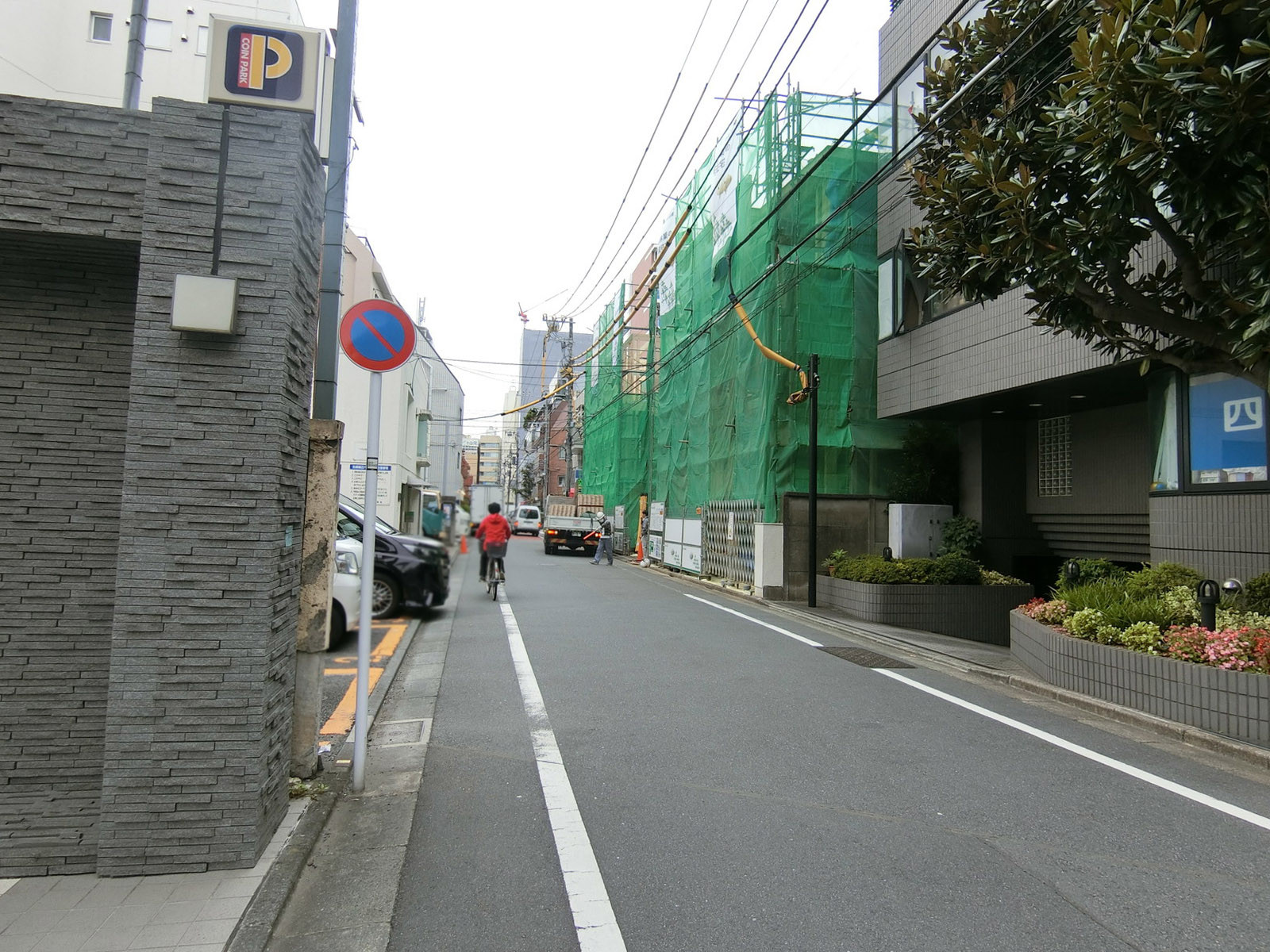 MKビル前面の通り