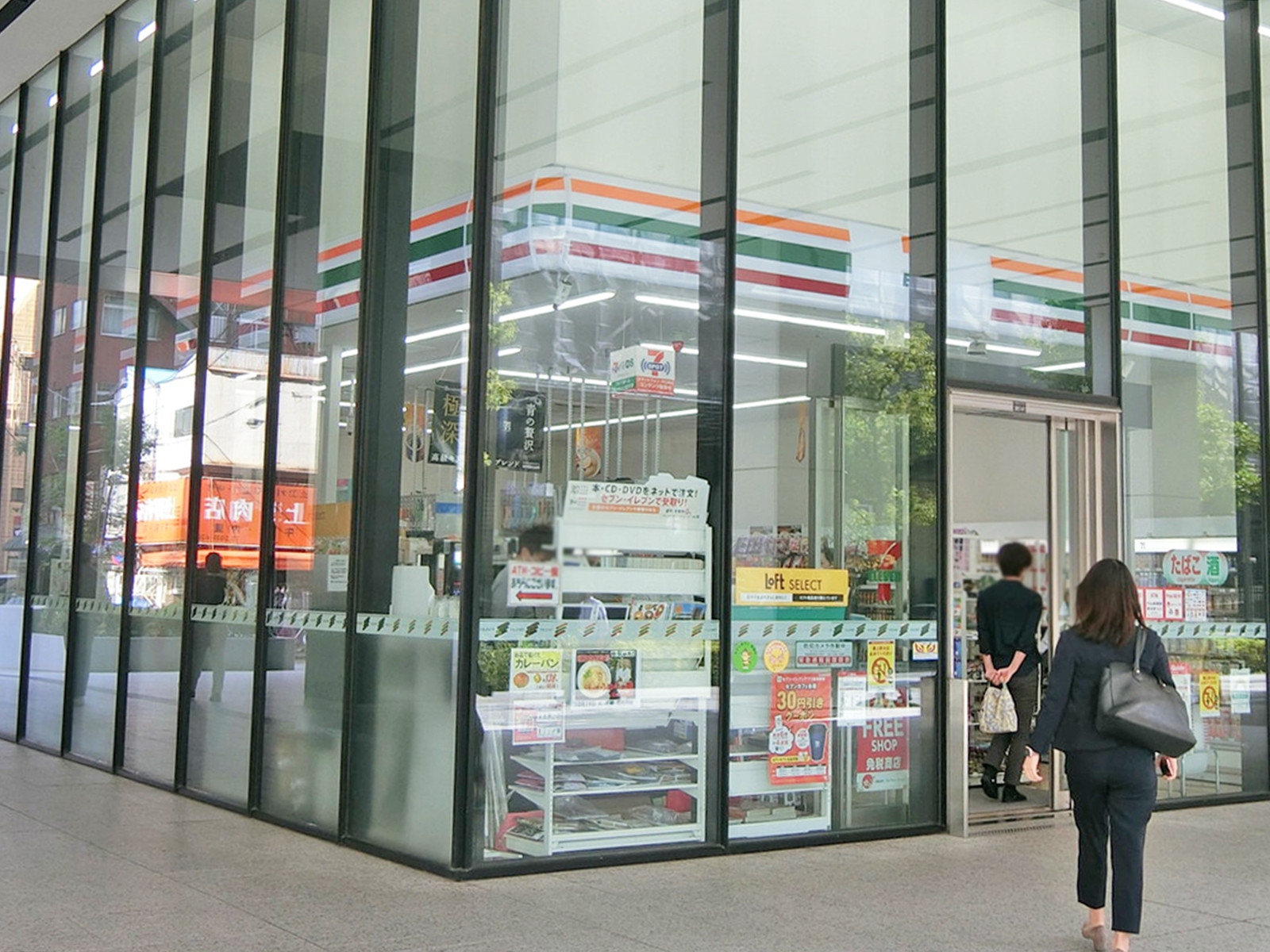 向かいのセブンイレブン 上野イーストタワー店