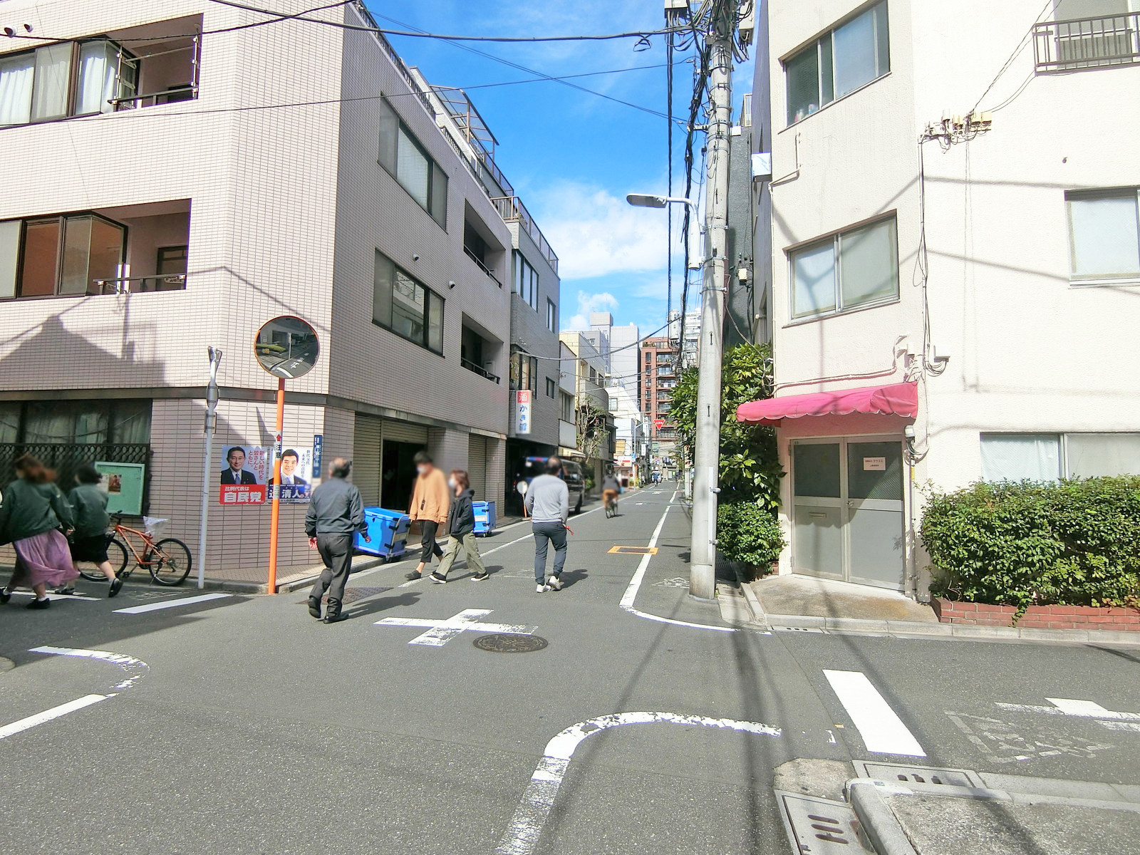中西ビル前面の通り