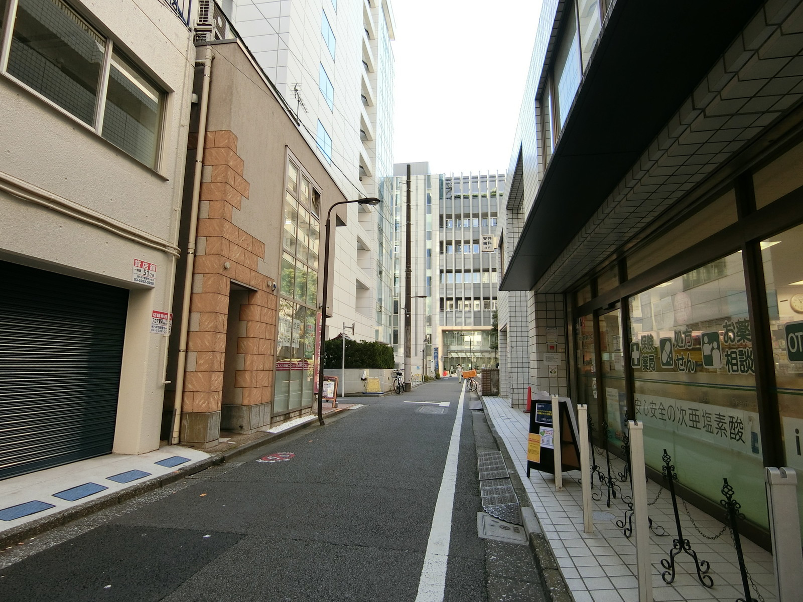 お茶の水aビル前面の通り