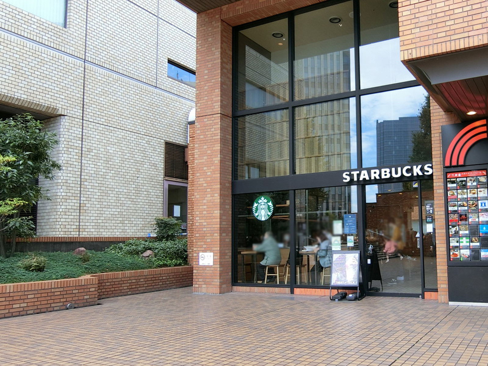 至近のスターバックスコーヒーお茶の水サンクレール店