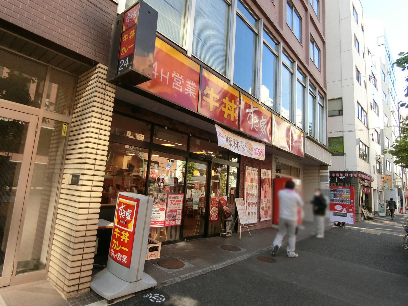 徒歩1分のすき家 芝4丁目店