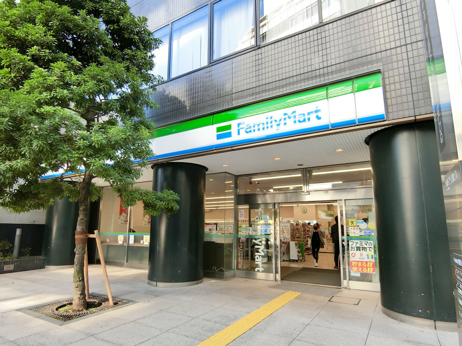 徒歩2分のファミリーマート