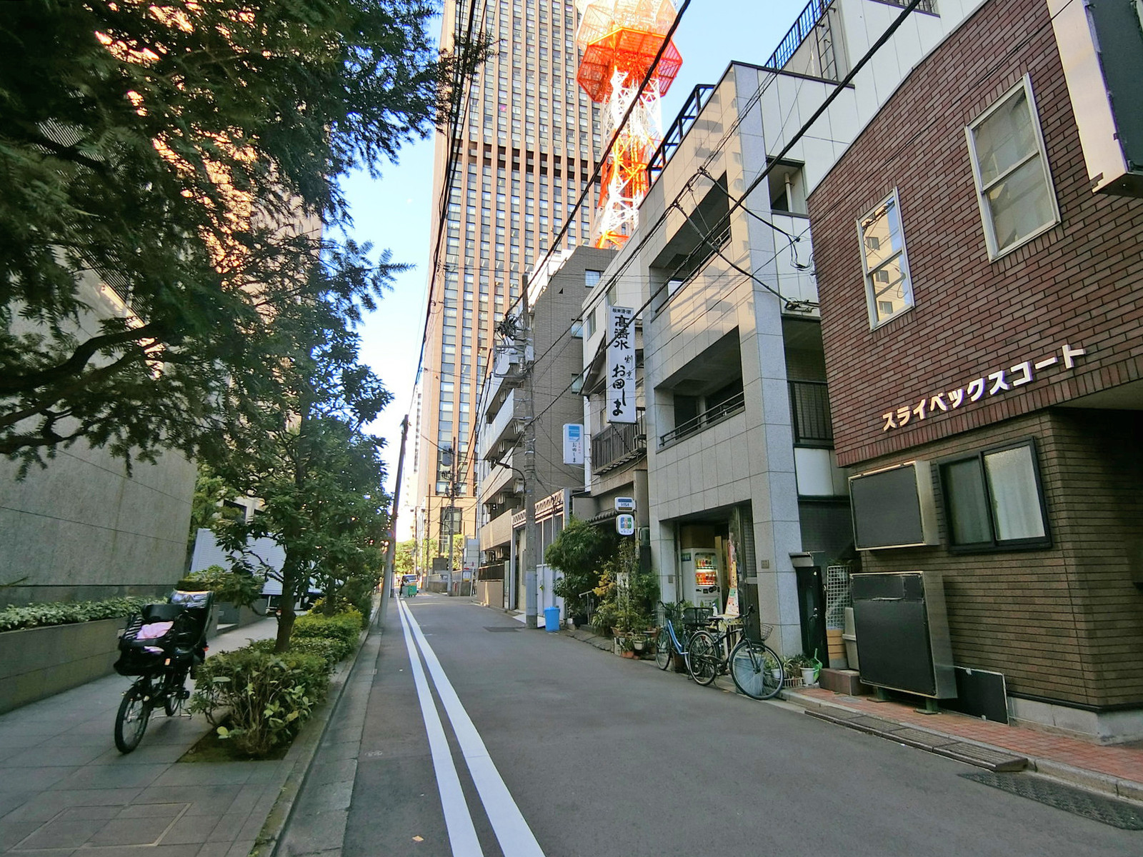スライベックスコート前面の通り