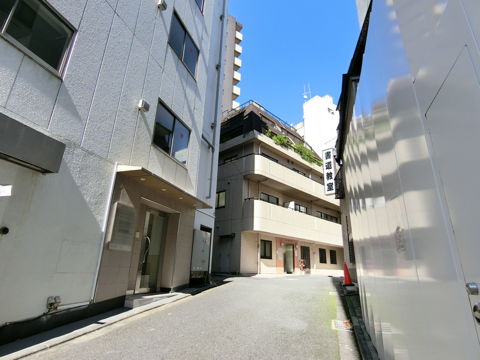 オフィスビル前面の通り