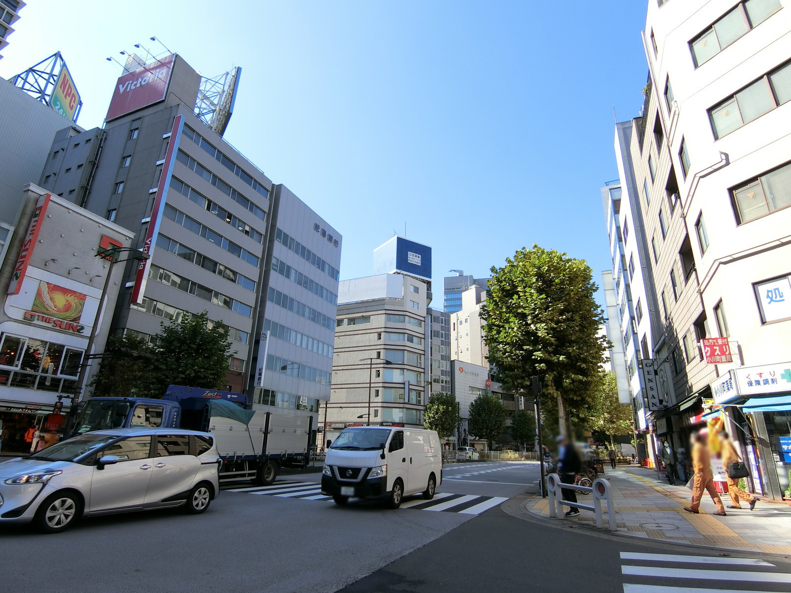 付近の靖国通り