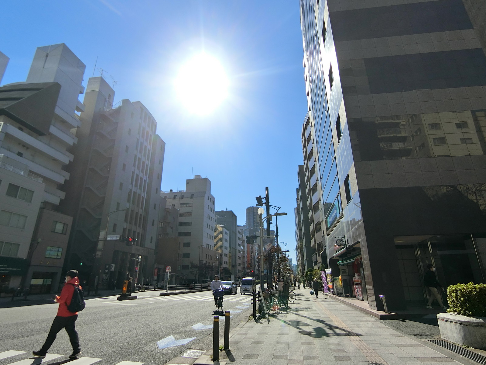 三田レオマビル前面の三田通り