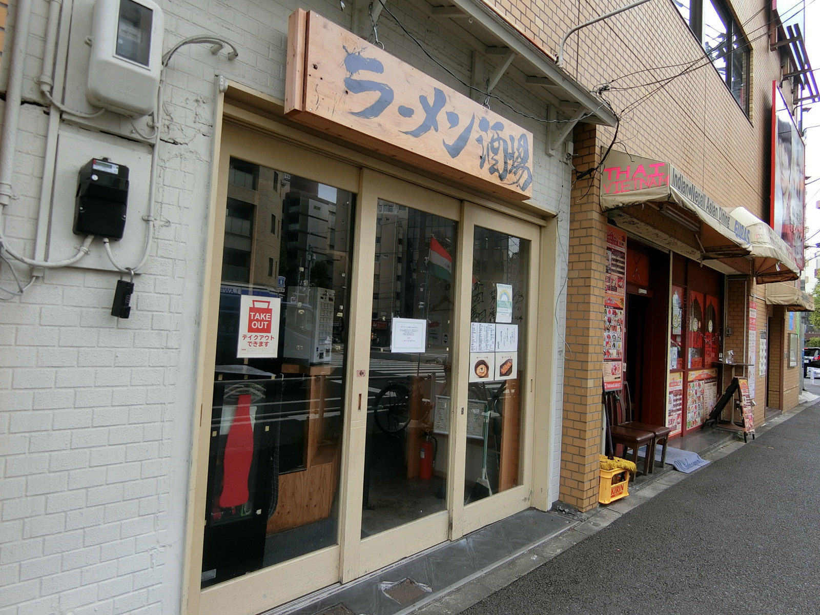 周辺には飲食店が点在