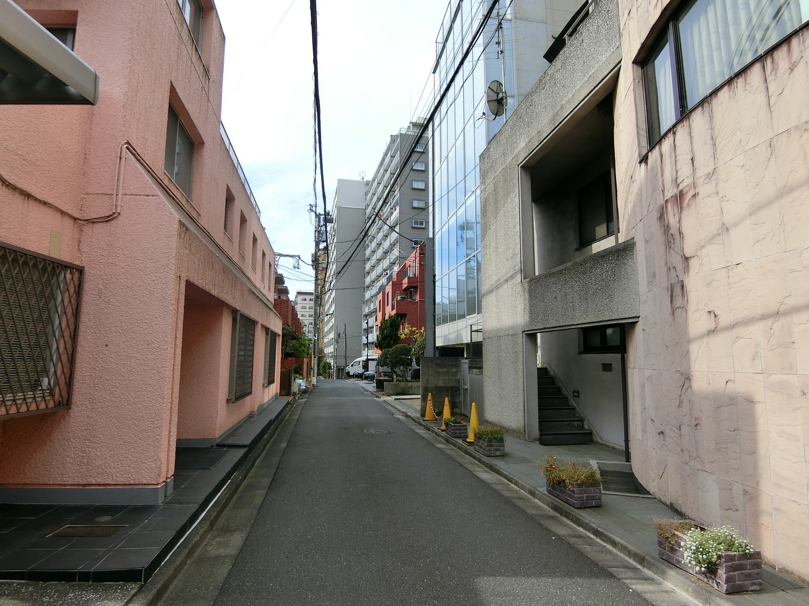 西麻布清美堂ビル前面の通り