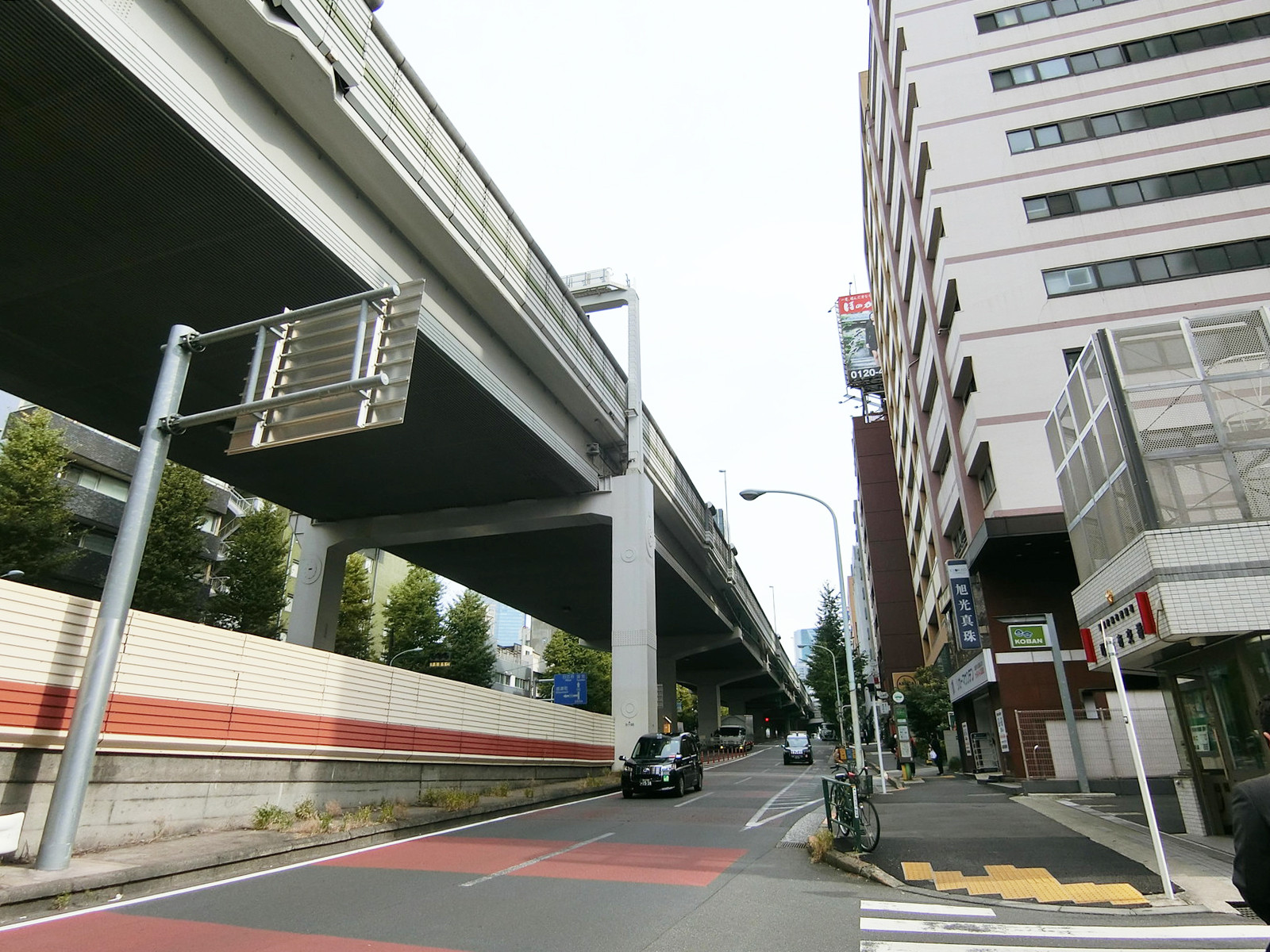 付近の六本木通り