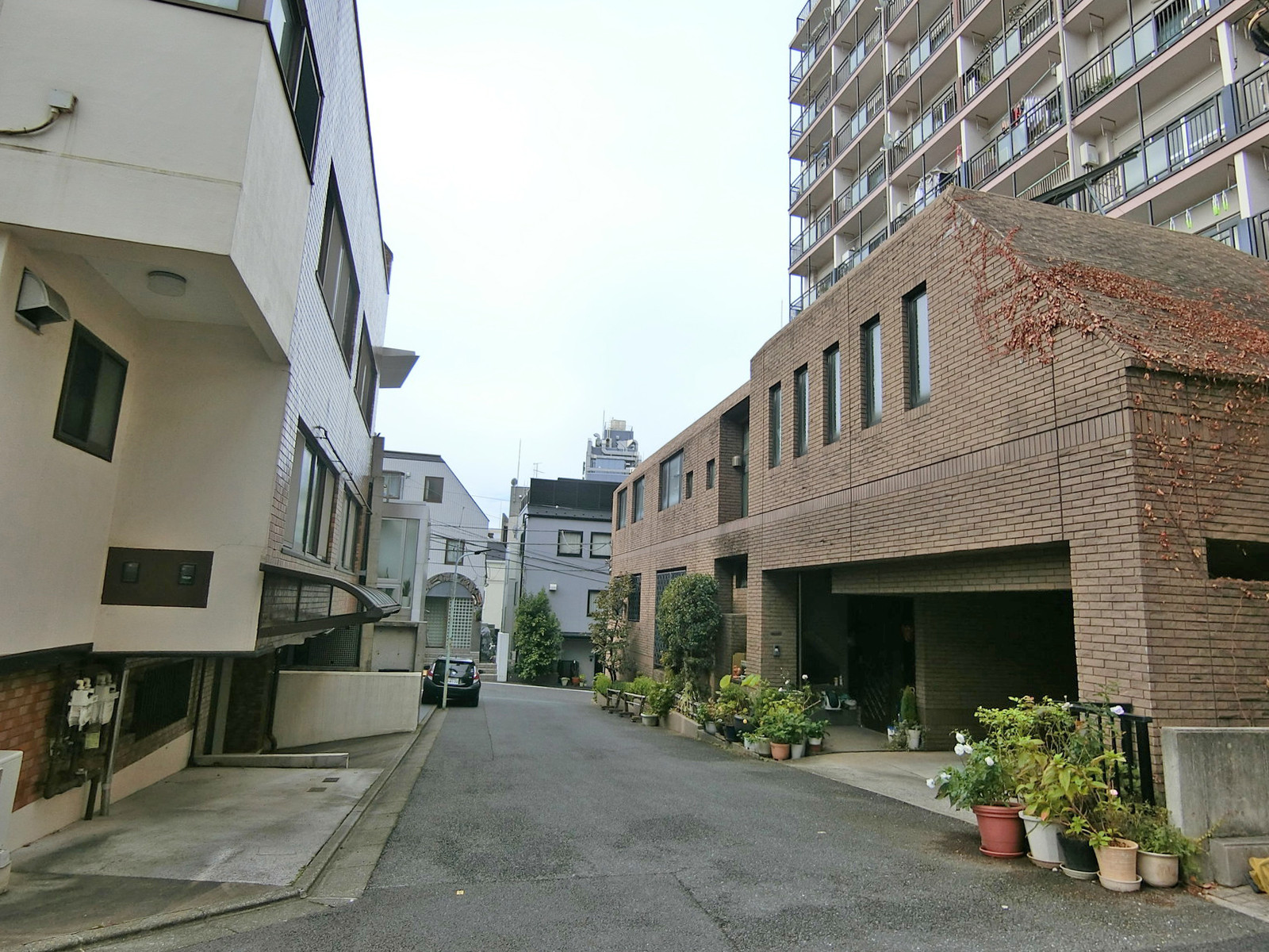センチュリーホーム西麻布ビル前面の通り
