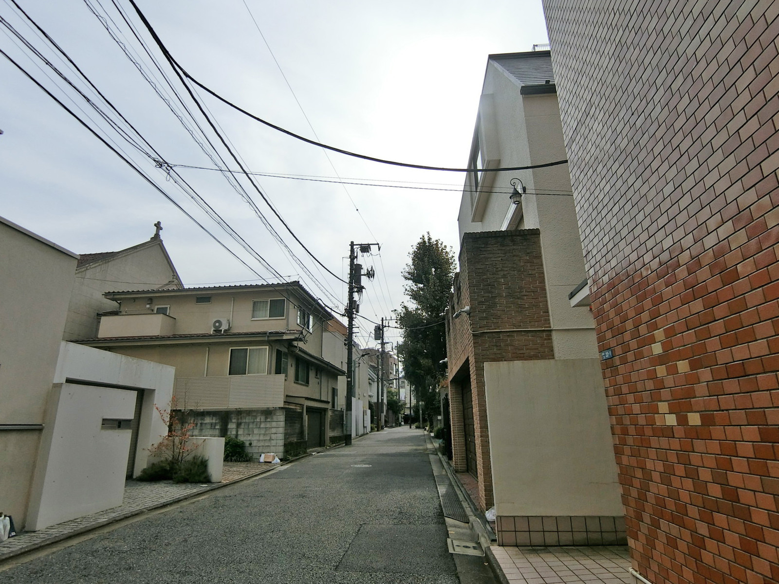 周辺は落ち着いた住宅街