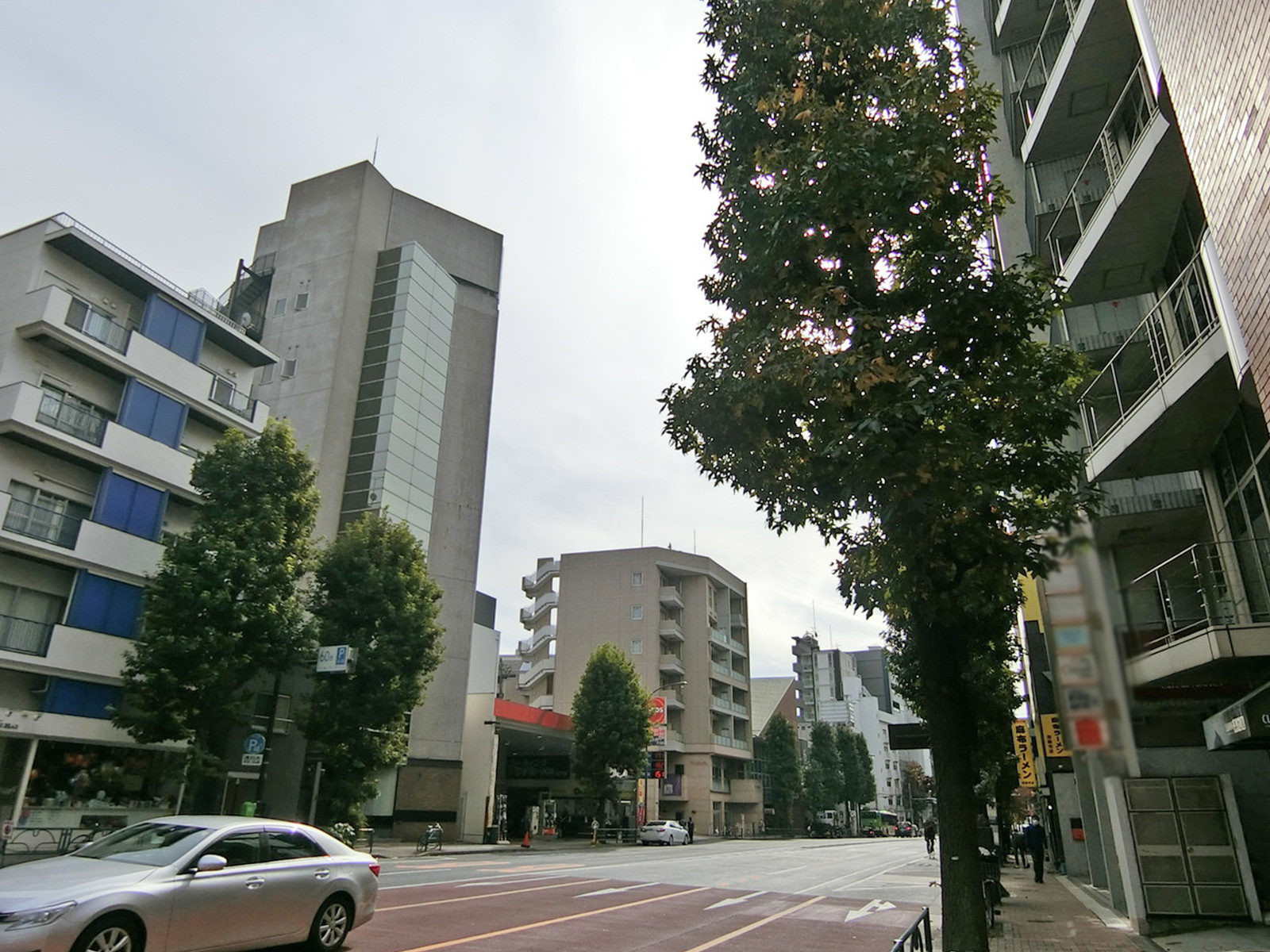 西麻布MKビル前面の外苑西通り