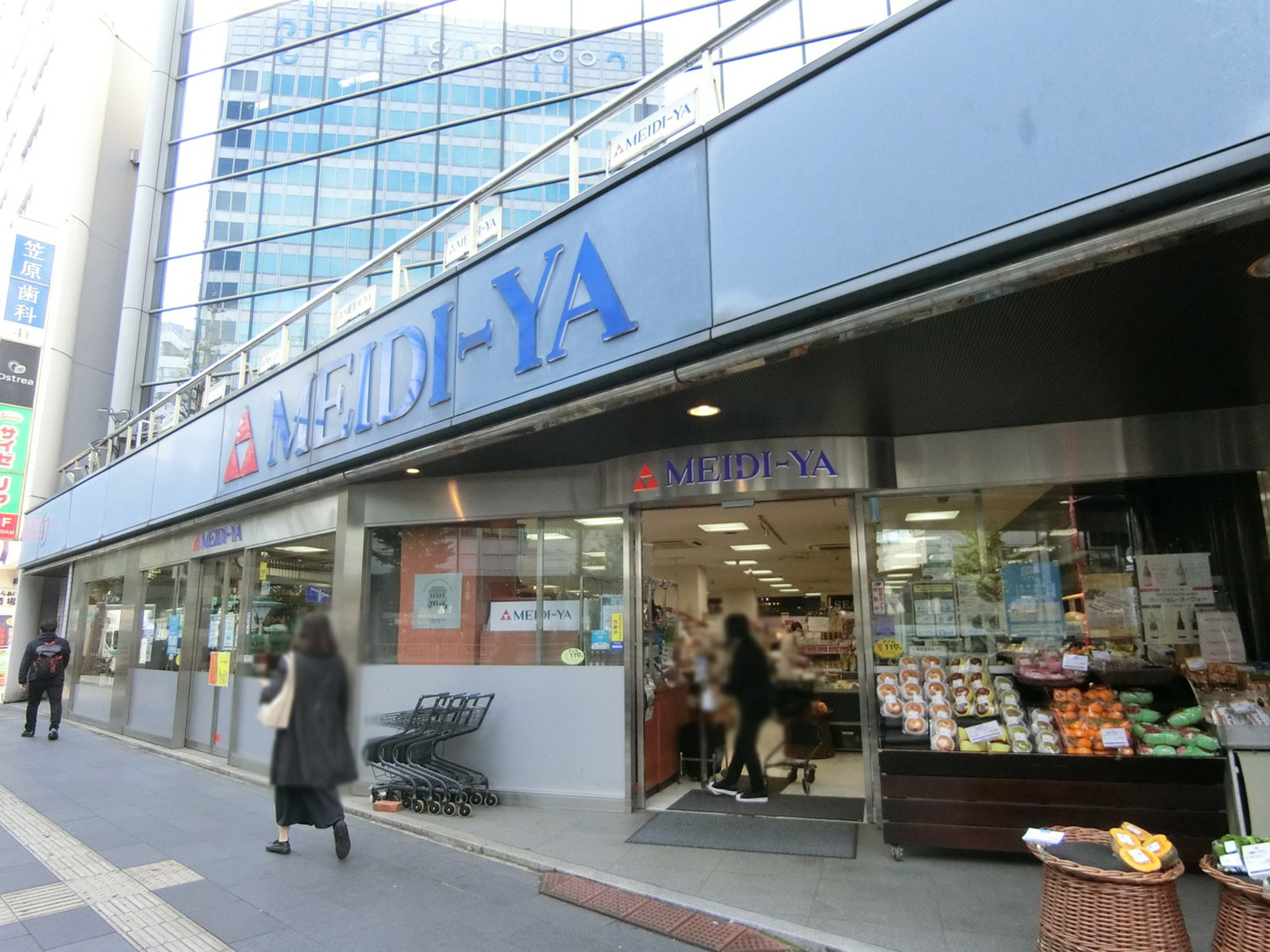 徒歩1分の明治屋 六本木ストアー