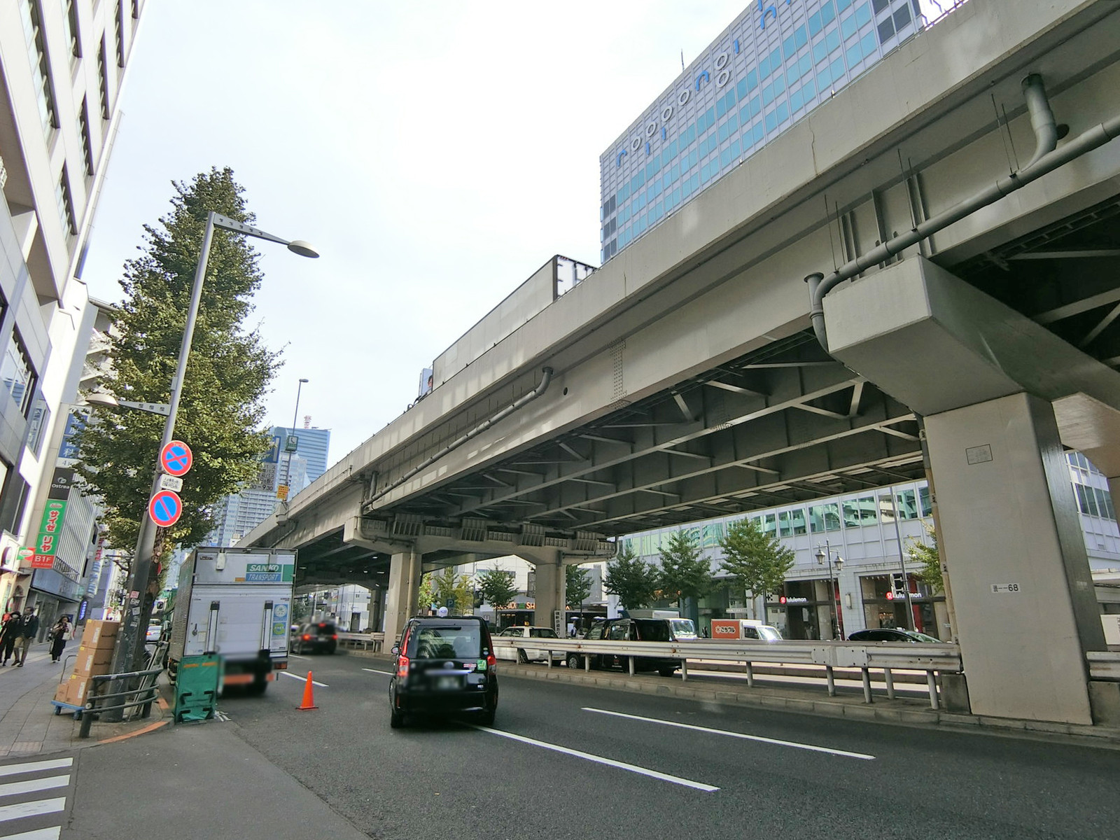 ユニ六本木ビル前面の六本木通り