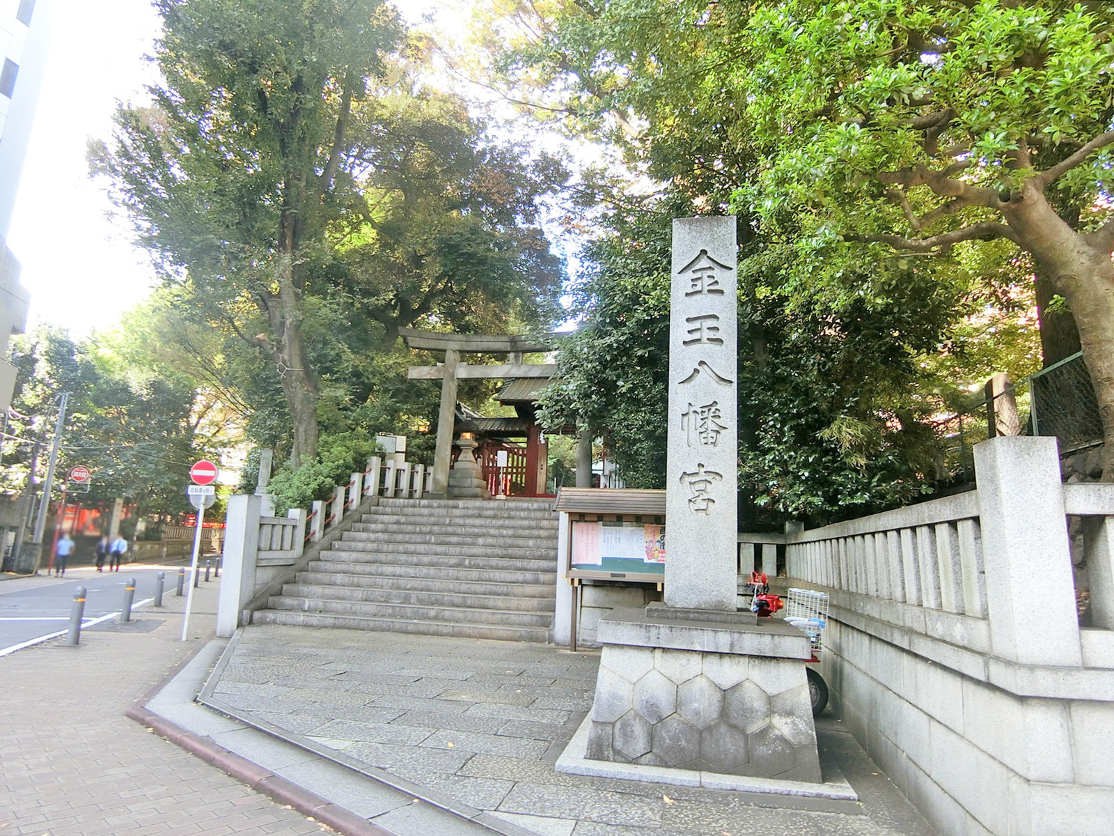 近くの玉造稲荷神社