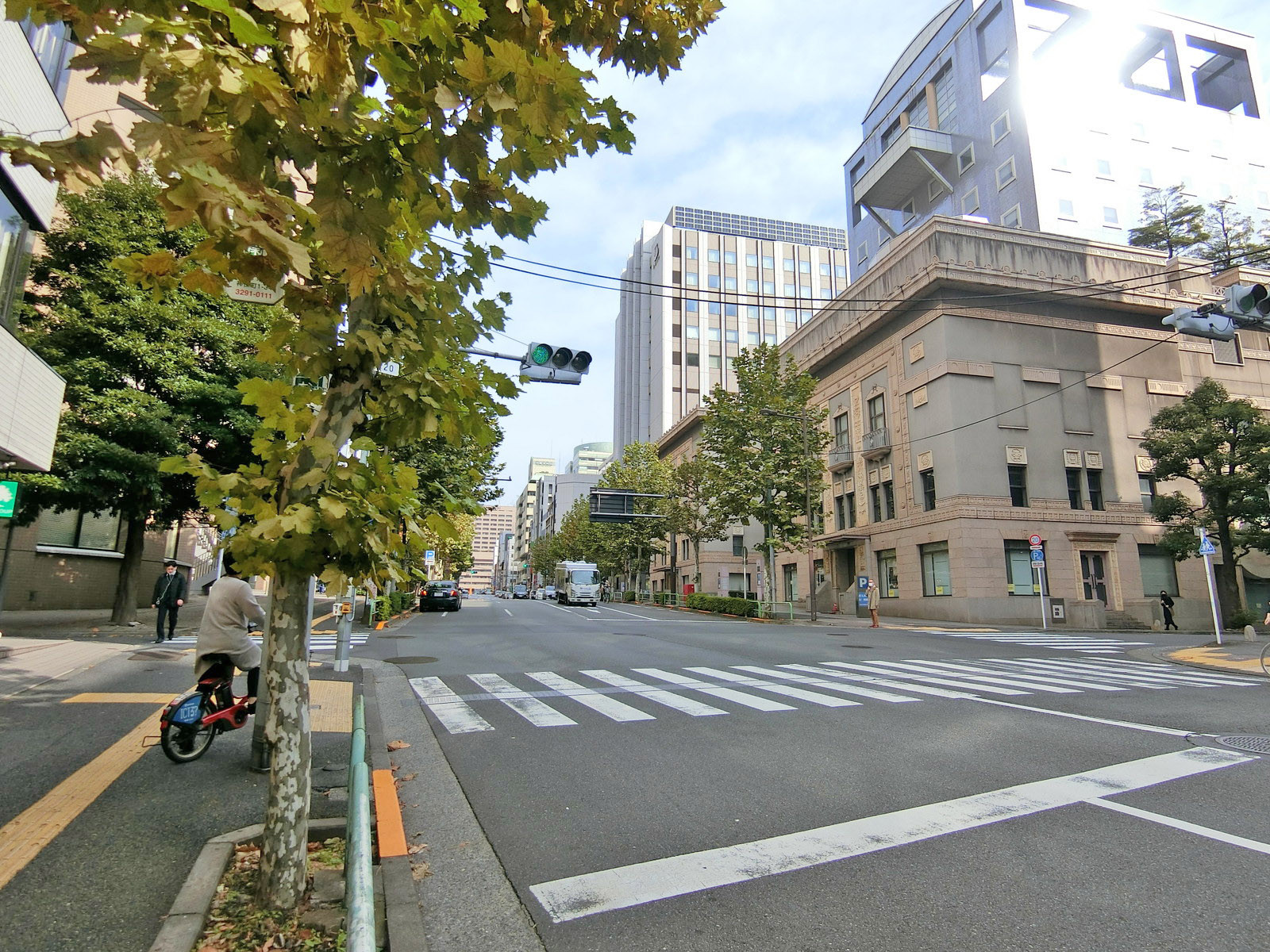 第2龍名館ビル前面の明大通り