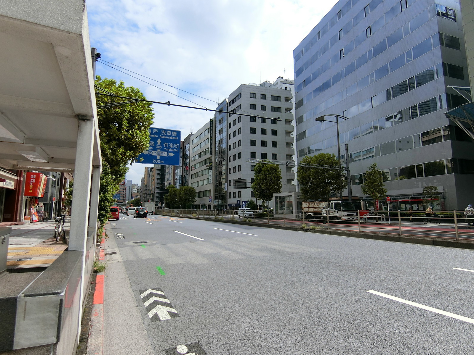 近くの靖国通り