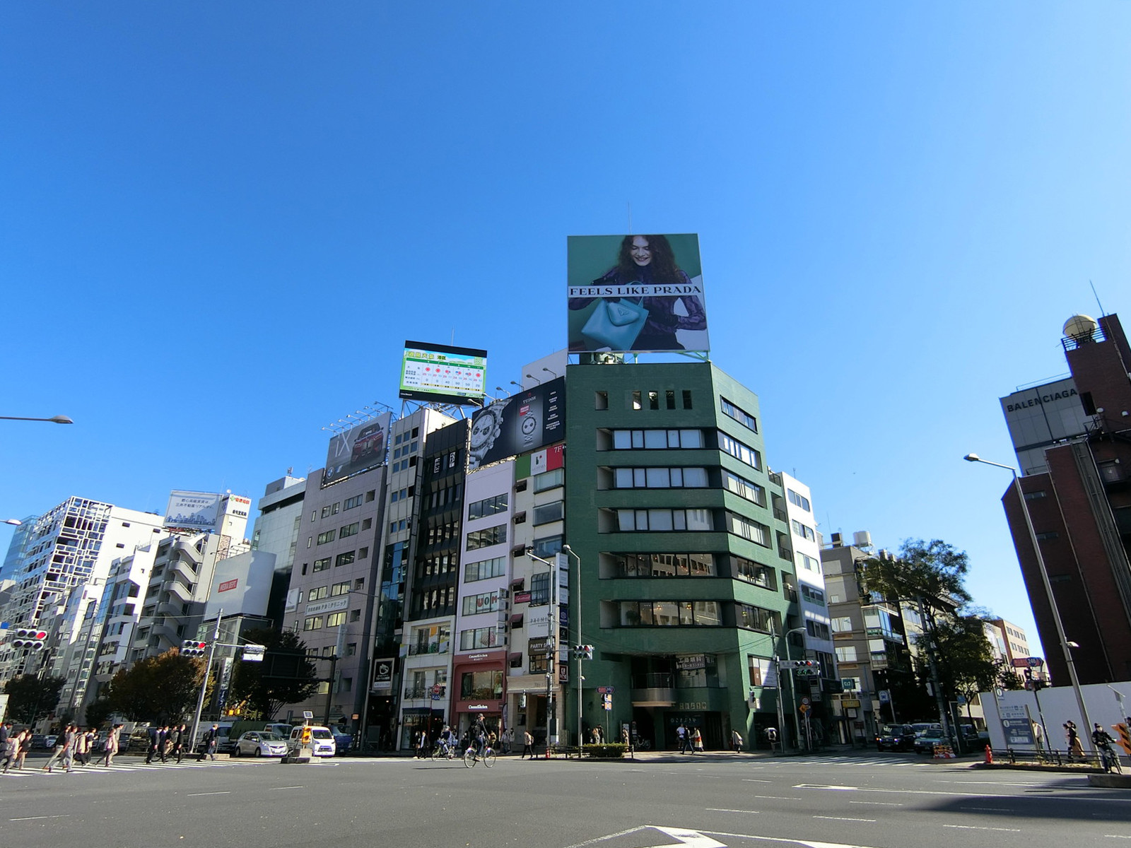 エイジービル前面の表参道交差点