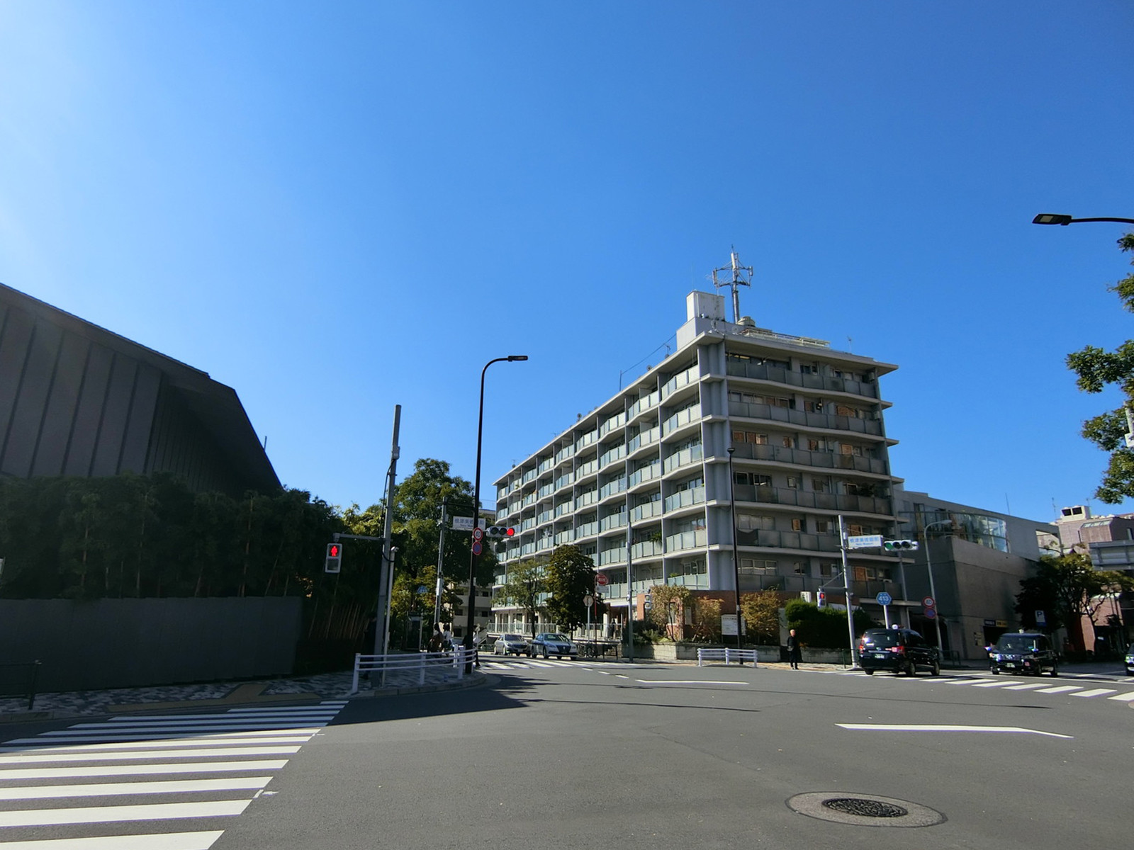 付近の根津美術館前交差点