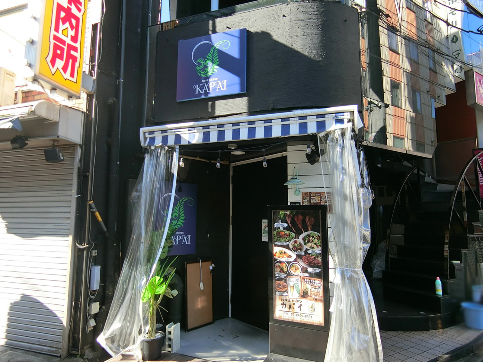 周辺には飲食店が点在
