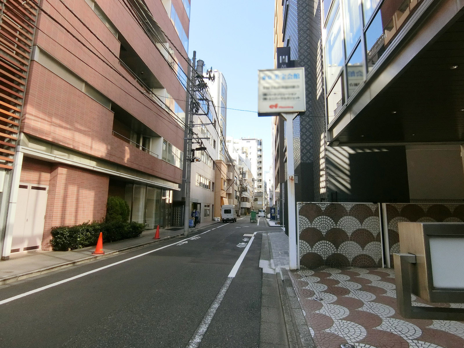 東京美宝会館前面の通り