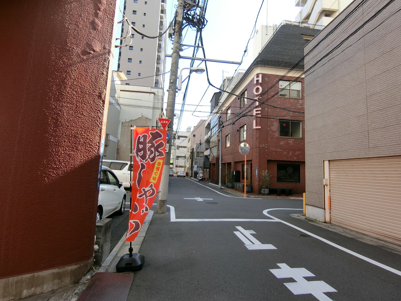 弥助第2レヂデンス前面の通り