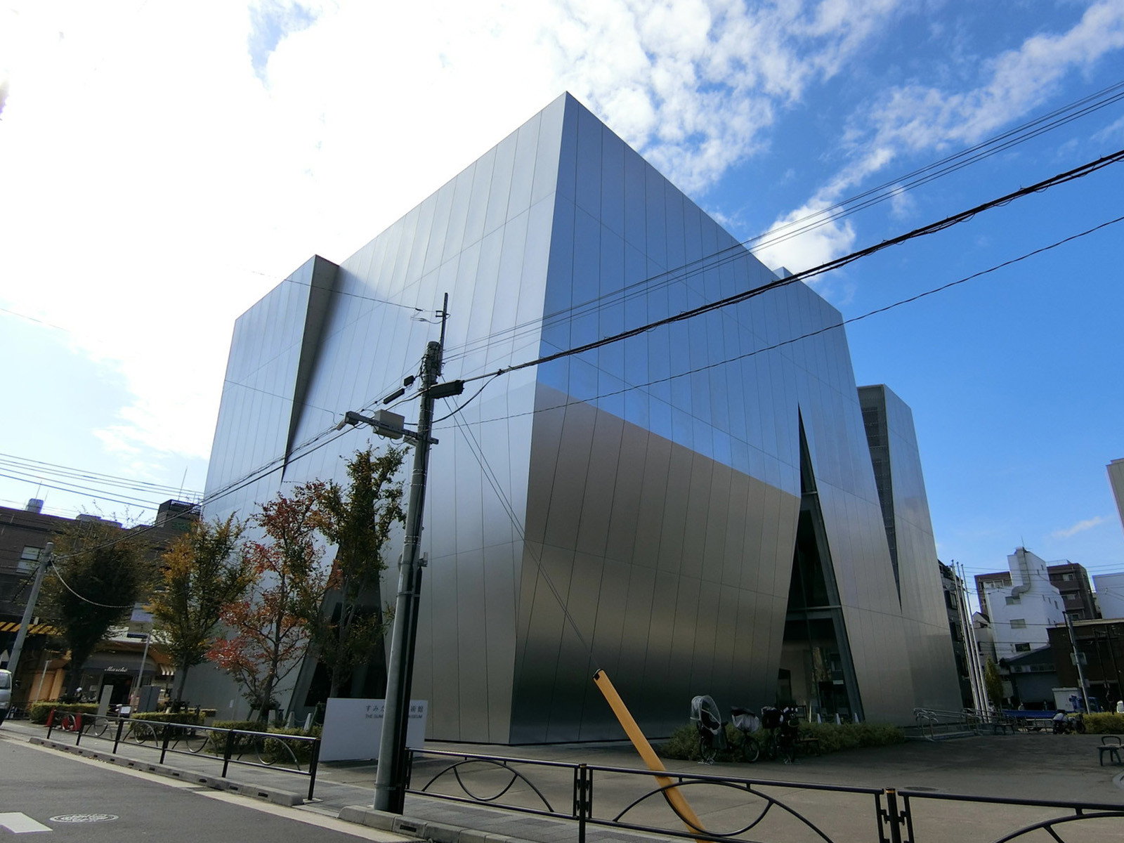 向かいのすみだ北斎美術館