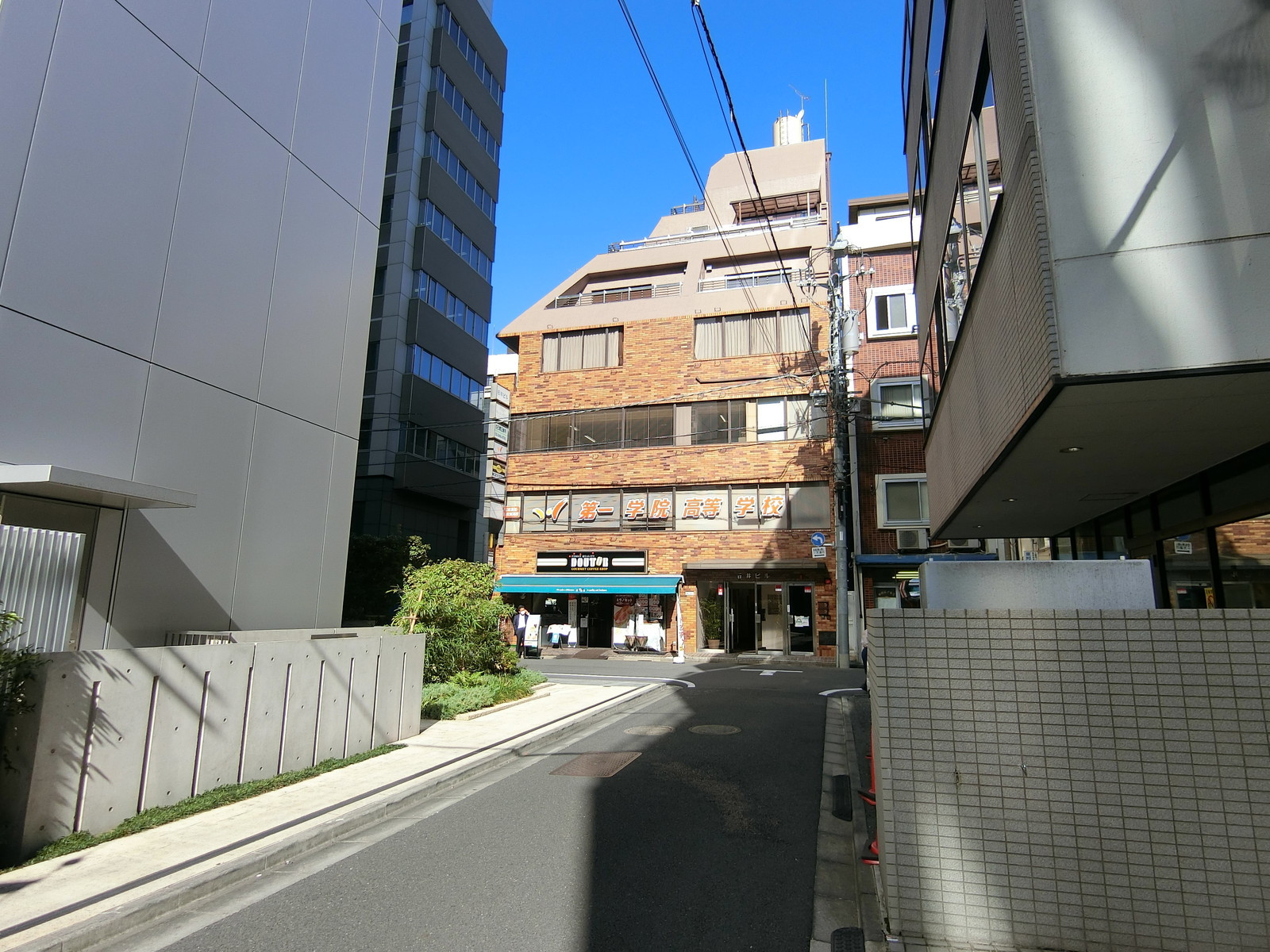 神田和泉町ビル前面の通り