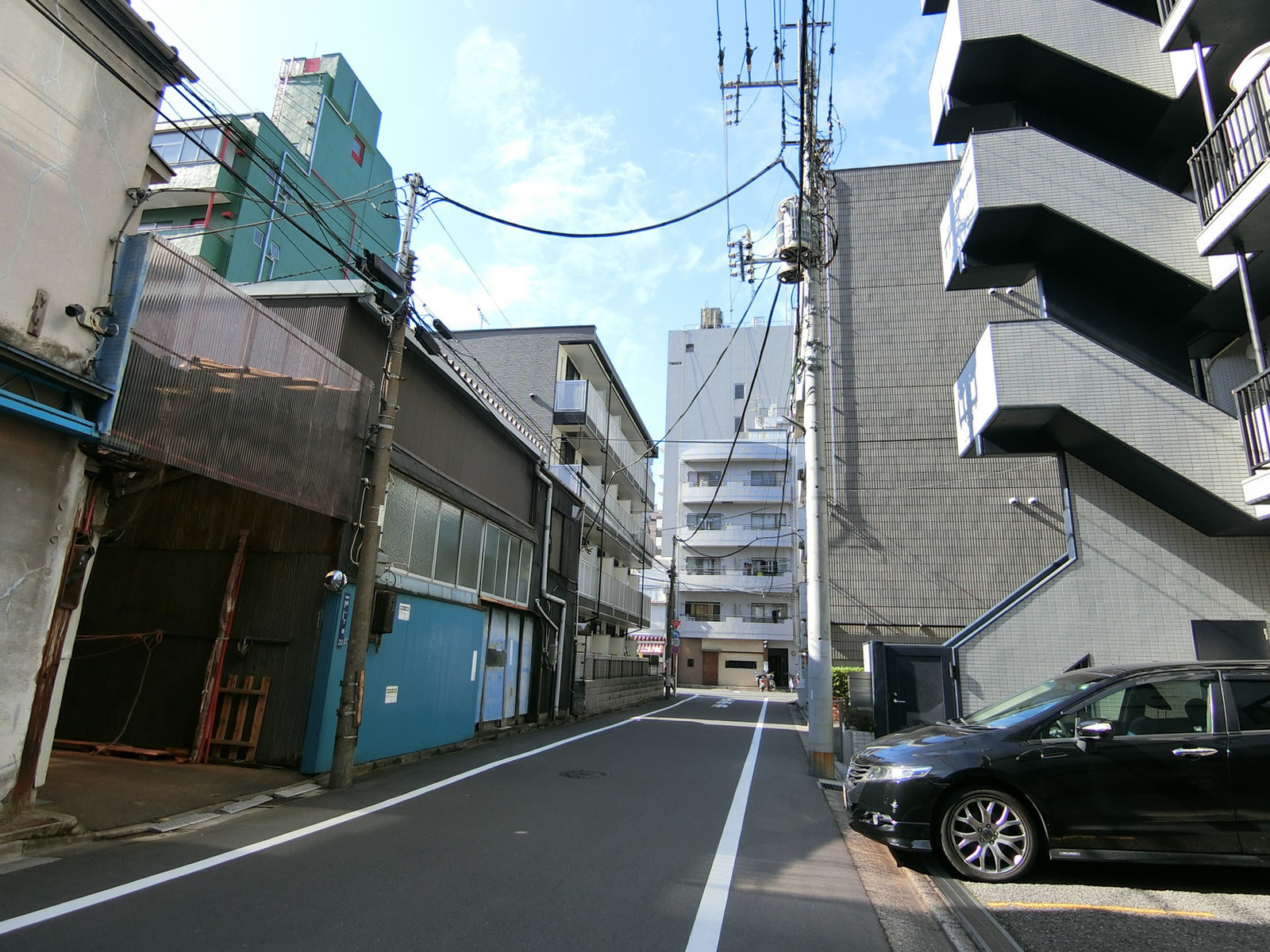 州ビル前面の通り